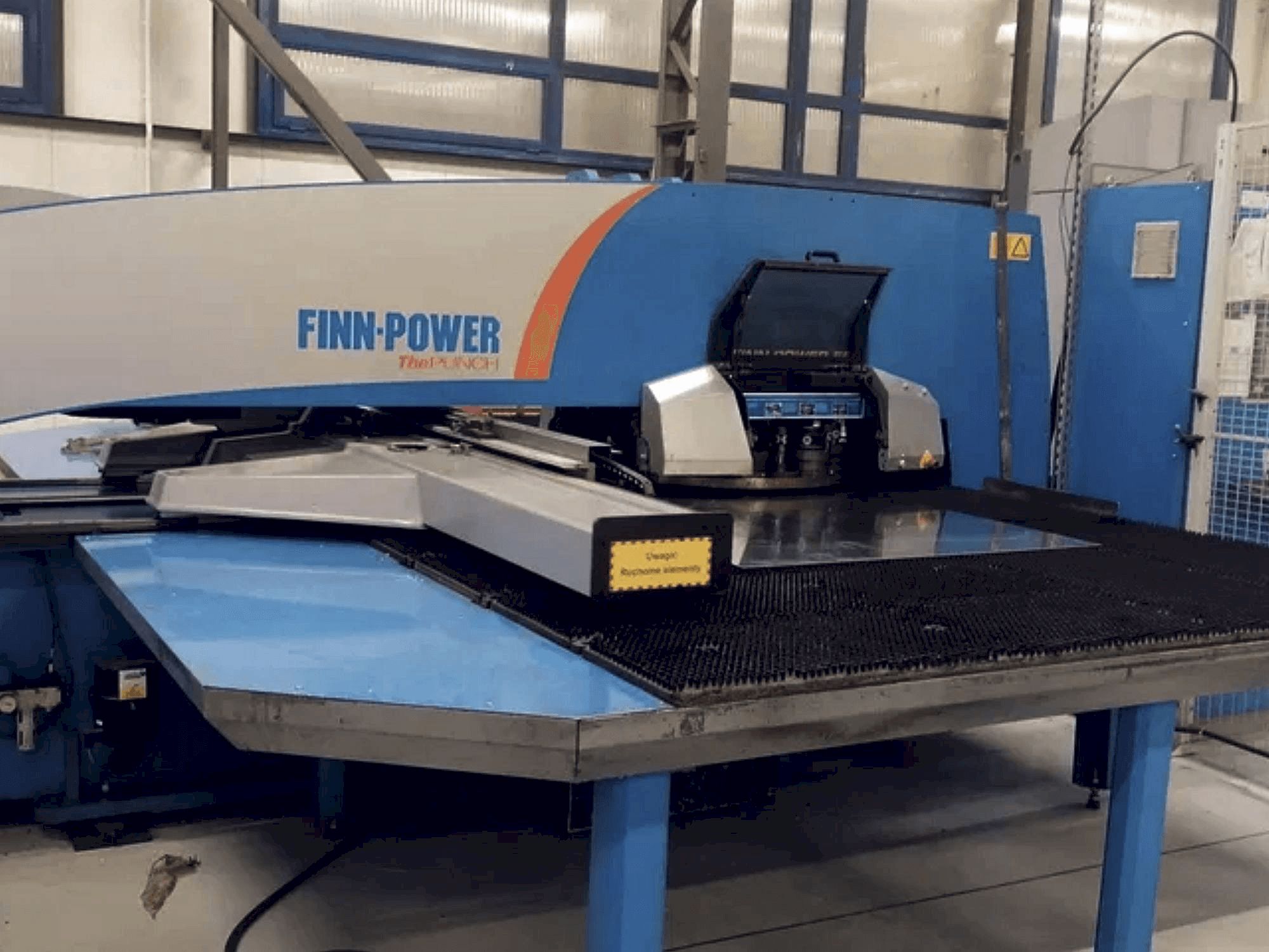 Vooraanzicht van Finn-Power E5x machine