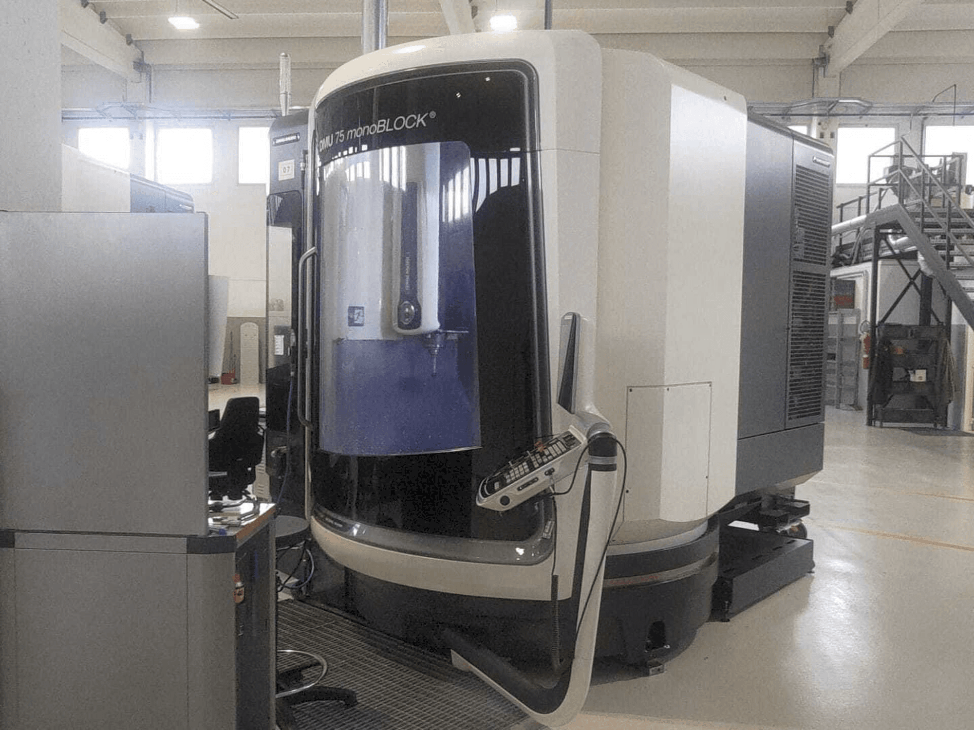 Vooraanzicht van DMG MORI DMU 75 monoBLOCK machine