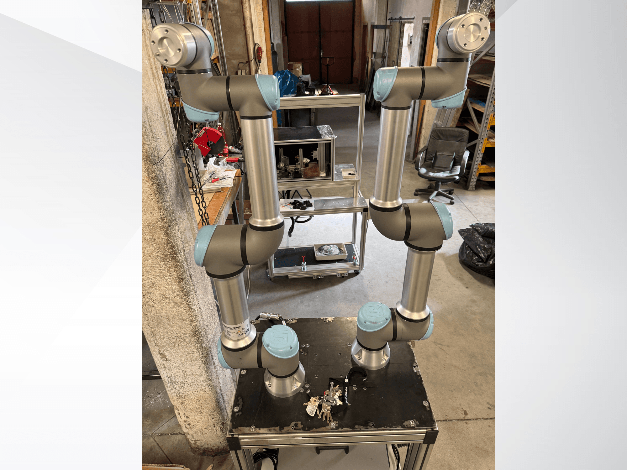 De UR5e-robotarm van Universal Robots, weergegeven vanuit bovenaanzicht, met de aluminium constructie met meerdere gewrichten en de grijsblauwe gewrichten.
