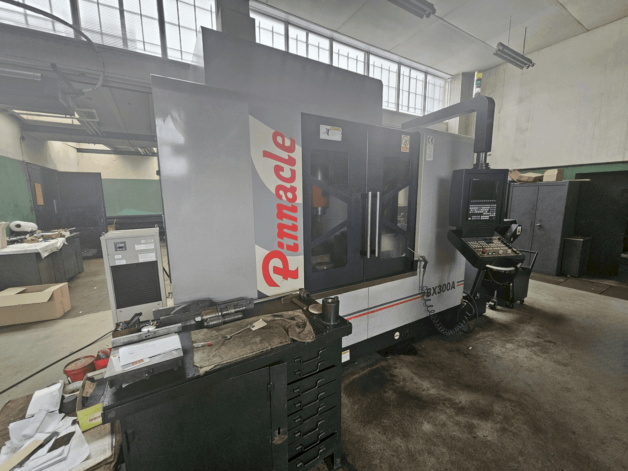 Vooraanzicht van Pinnacle BX300A machine