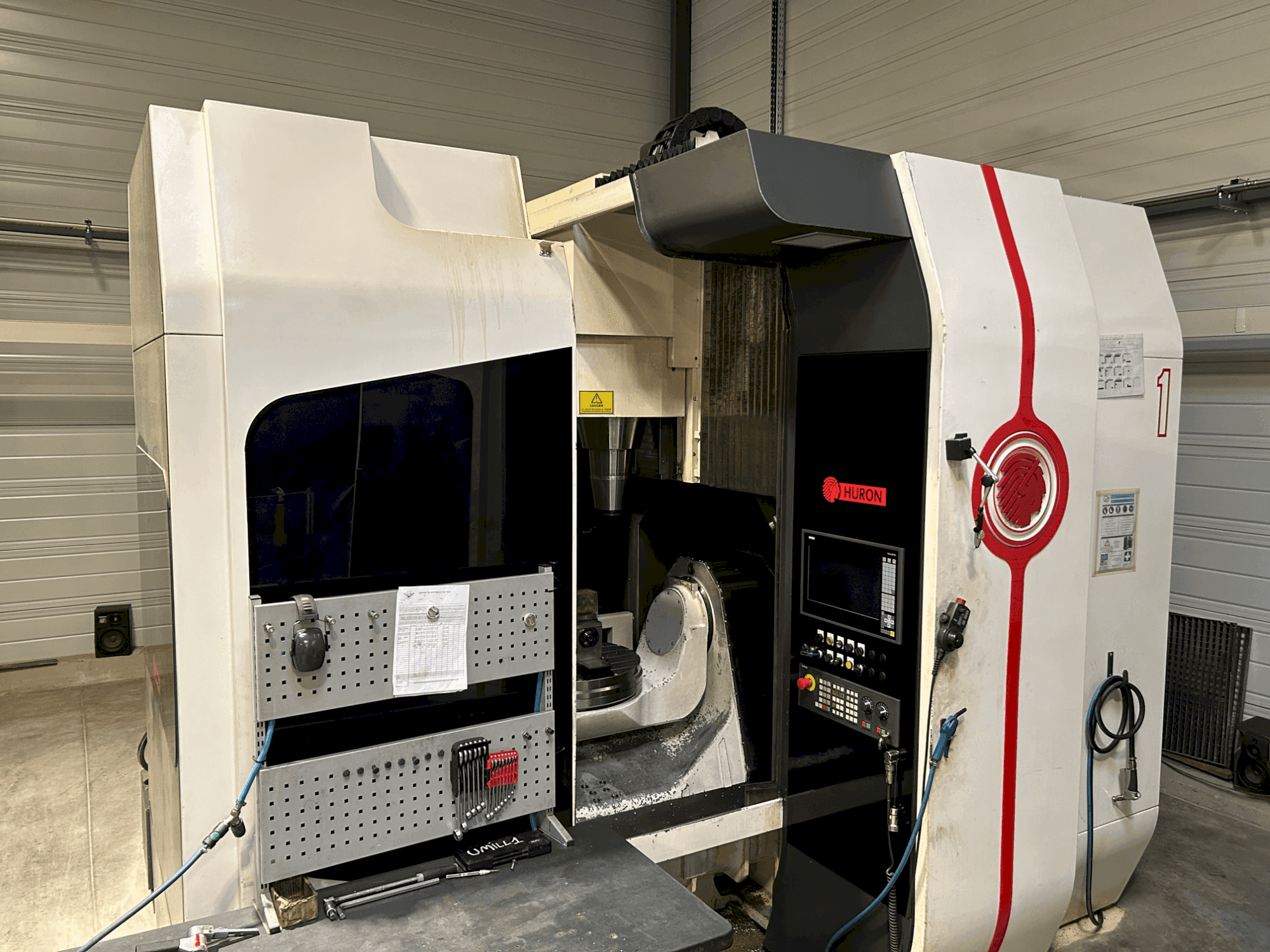 Vooraanzicht van Huron UMILL 6 machine