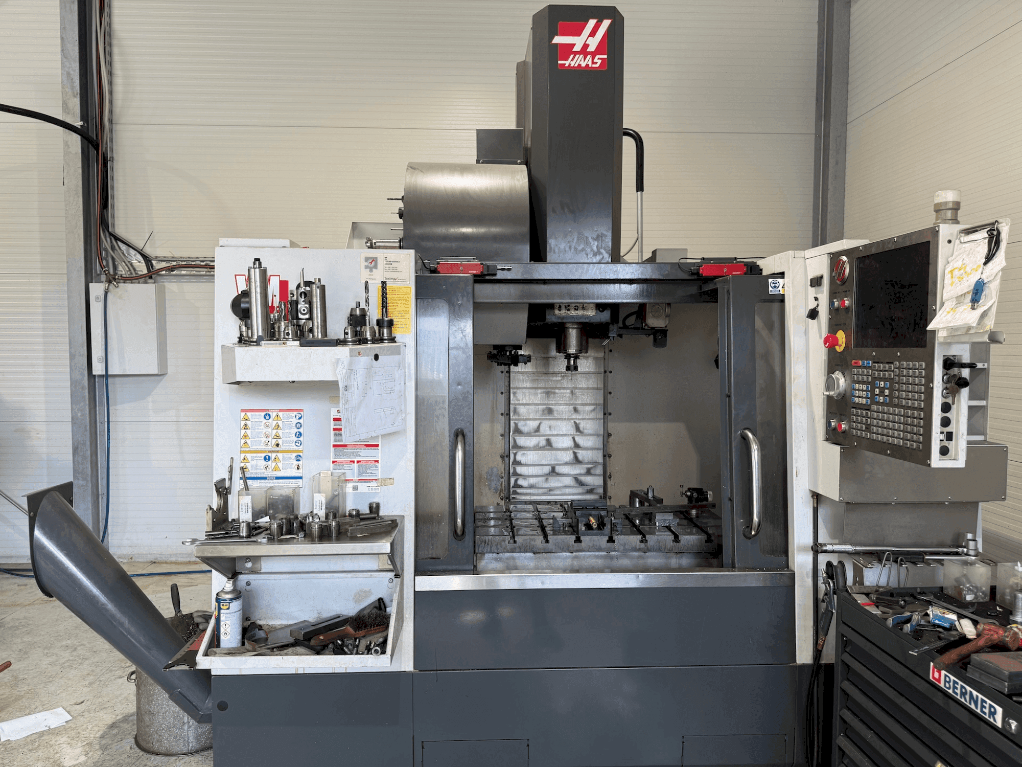 Vooraanzicht van HAAS VM-2 machine