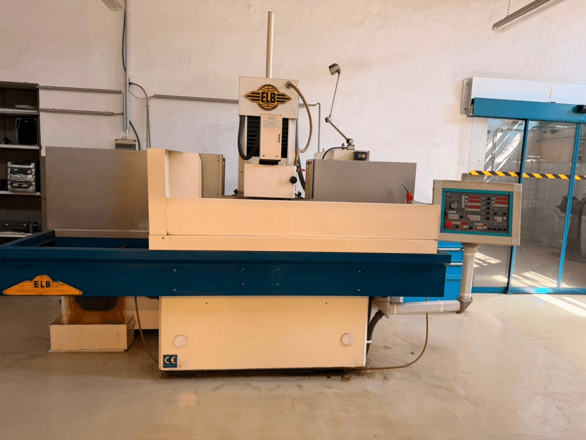 ELB Schliff Perfket 6 SPS-NK vlakslijpmachine, vooraanzicht met bedieningspaneel en blauwe voet, in een werkplaatsomgeving.