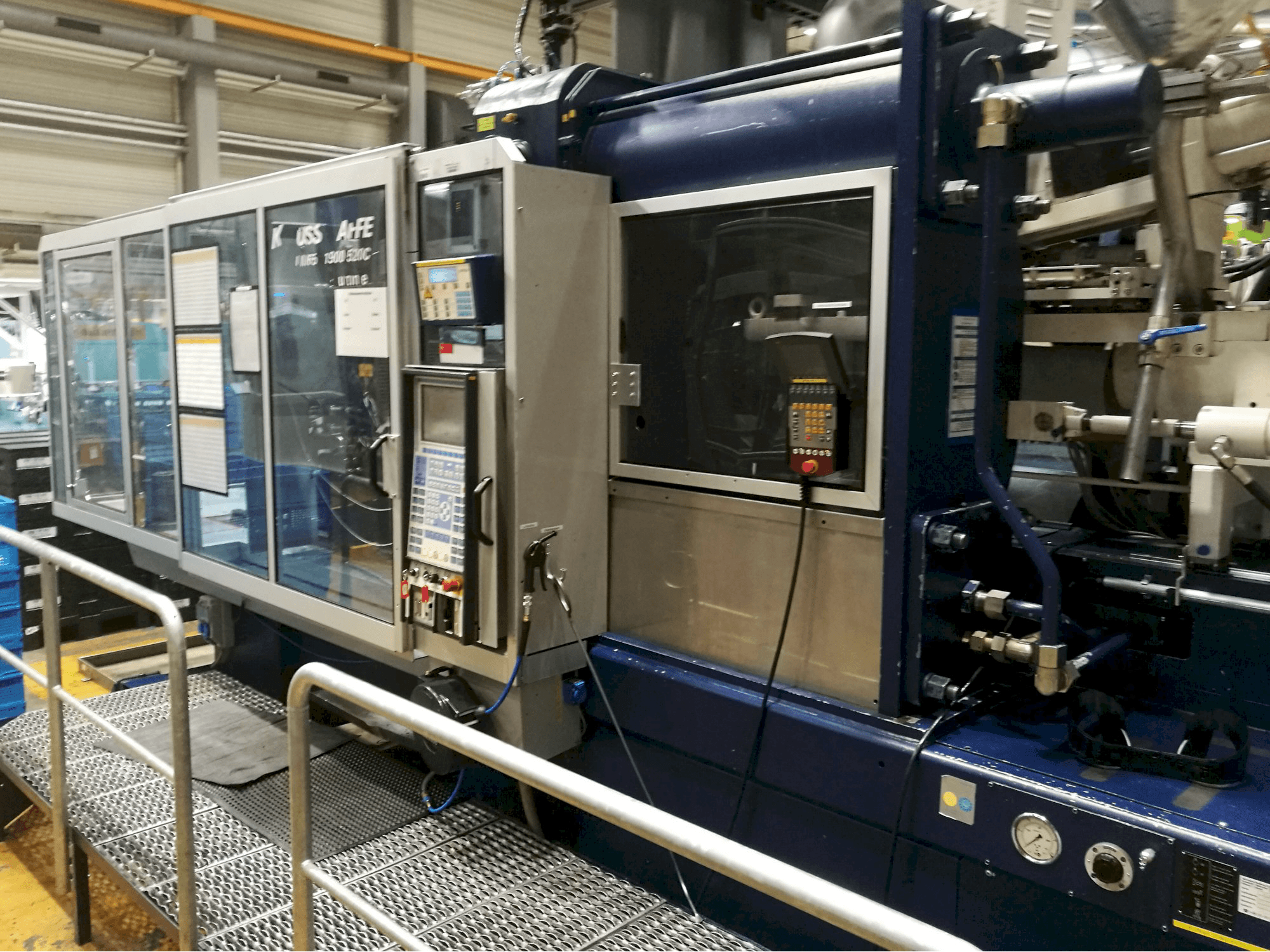 Recht aanzicht van Krauss Maffei 650-1900-520 CZ machine