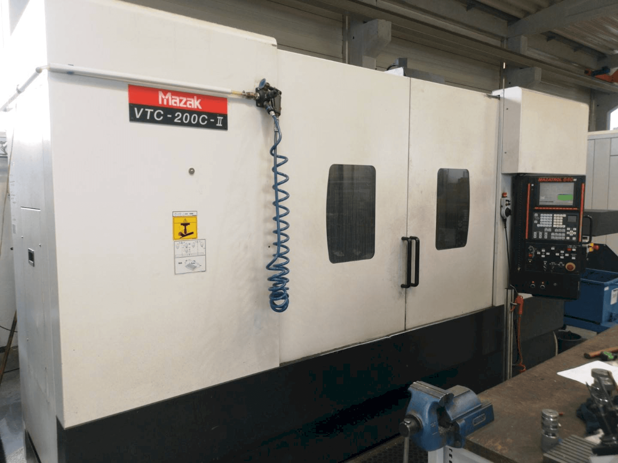 Vooraanzicht van Mazak VTC200C-II machine