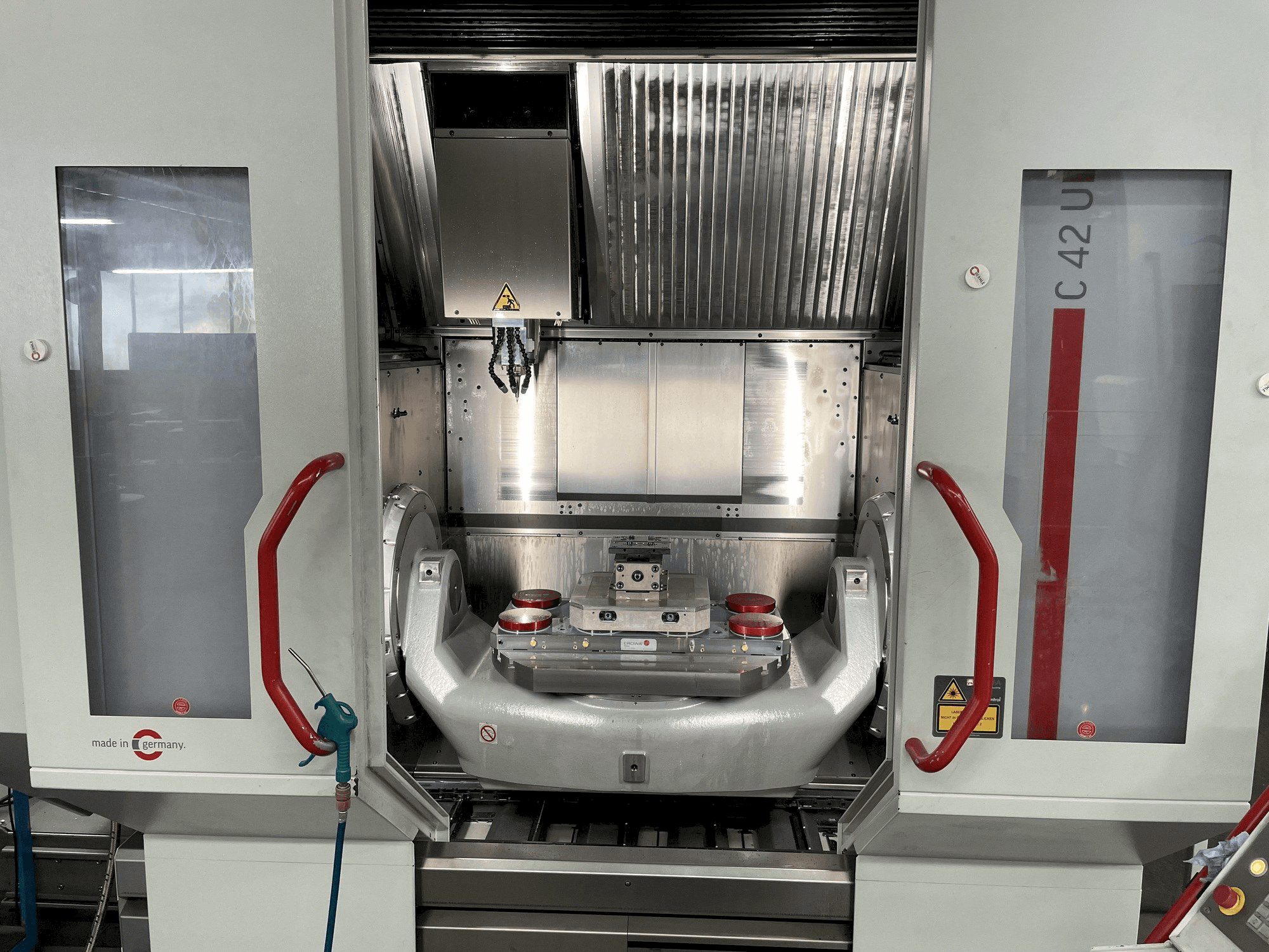 Vooraanzicht van HERMLE C 42 U machine