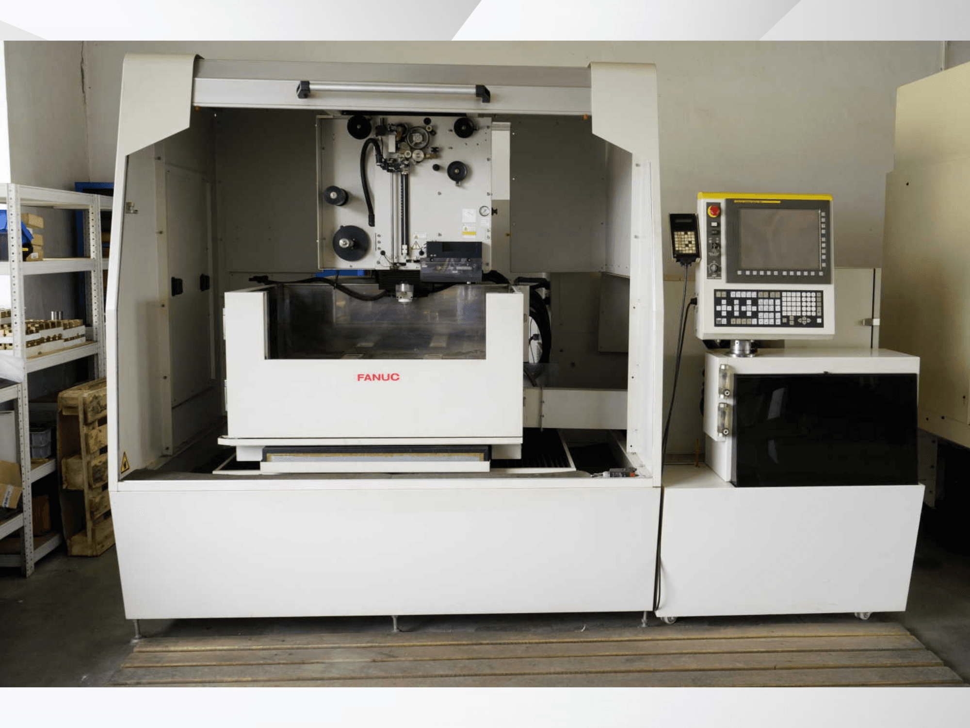 FANUC ROBOCUT alpha-1iD draadvonkmachine, vooraanzicht met het bedieningspaneel en de kenmerken van het werkgebied.