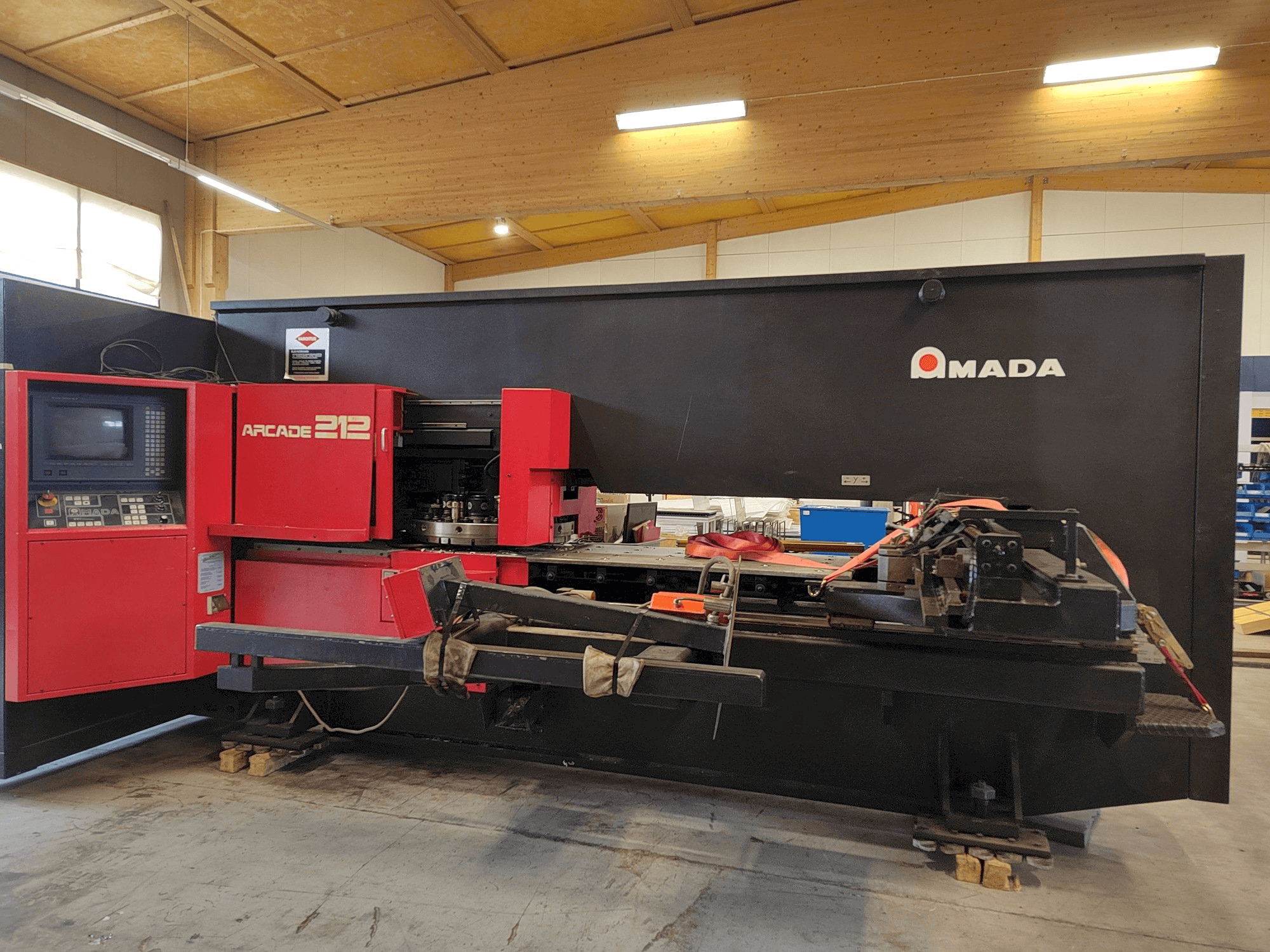 Vooraanzicht van AMADA Arcade 212 machine