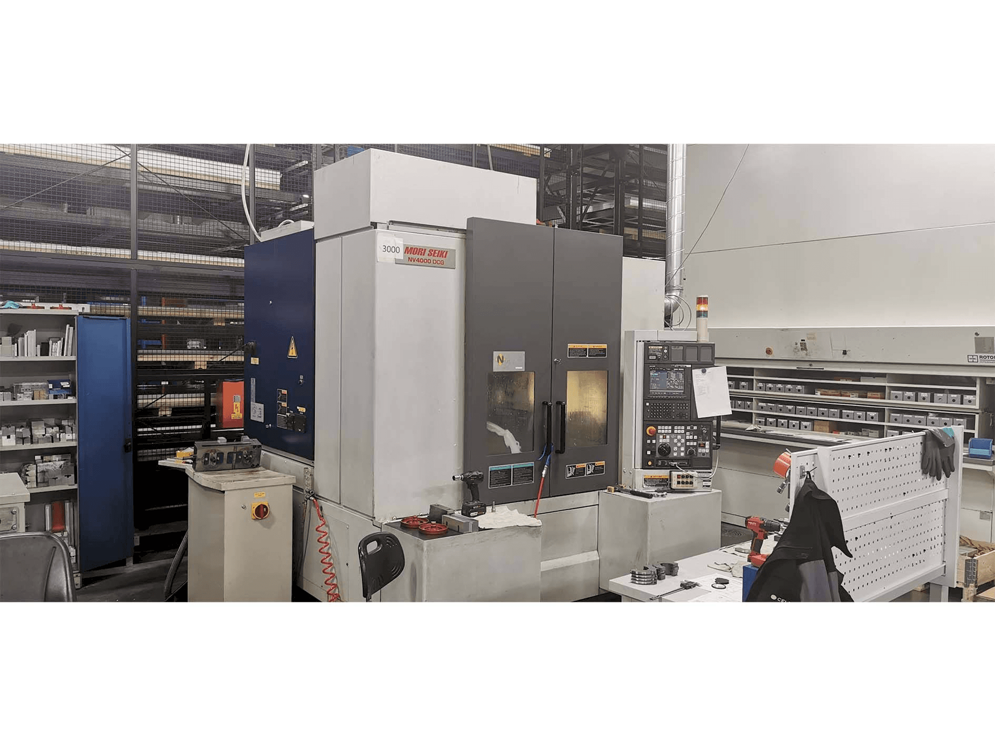 Vooraanzicht van MORI SEIKI NV4000 machine
