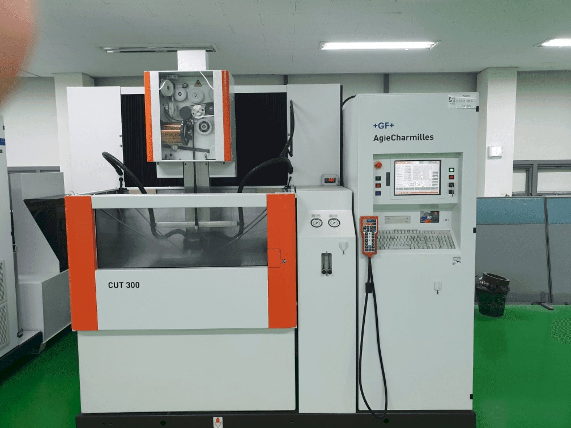 Vooraanzicht van AGIE CUT 300 machine