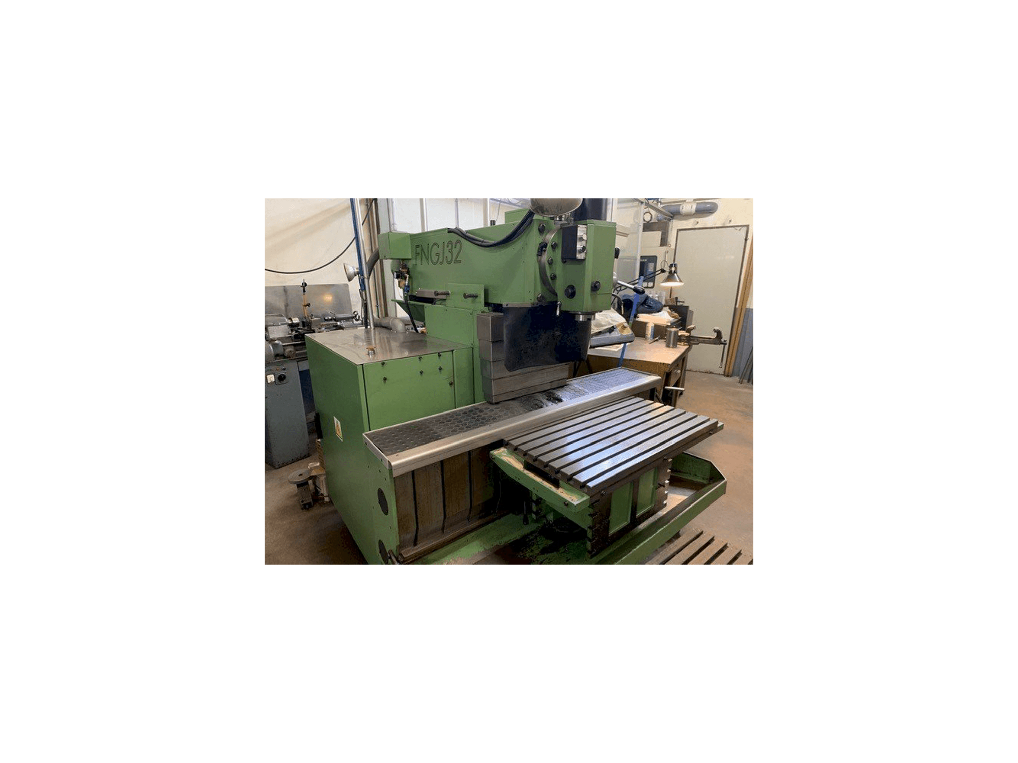 Vooraanzicht van INTOS FNGJ32 machine