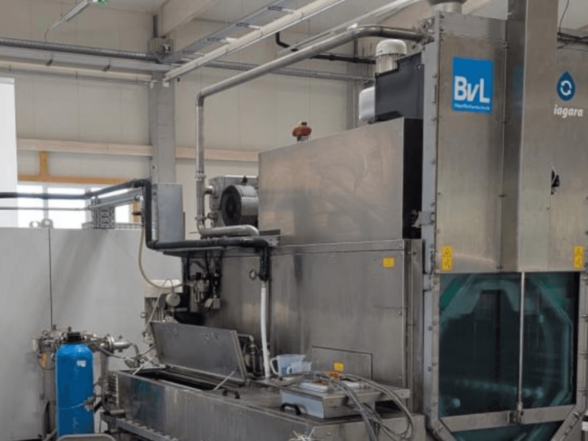 BvL Niagara DFS 800-2T-bewerkingsmachine in een fabrieksomgeving, zijaanzicht met de metalen constructie en de aangesloten slangen.