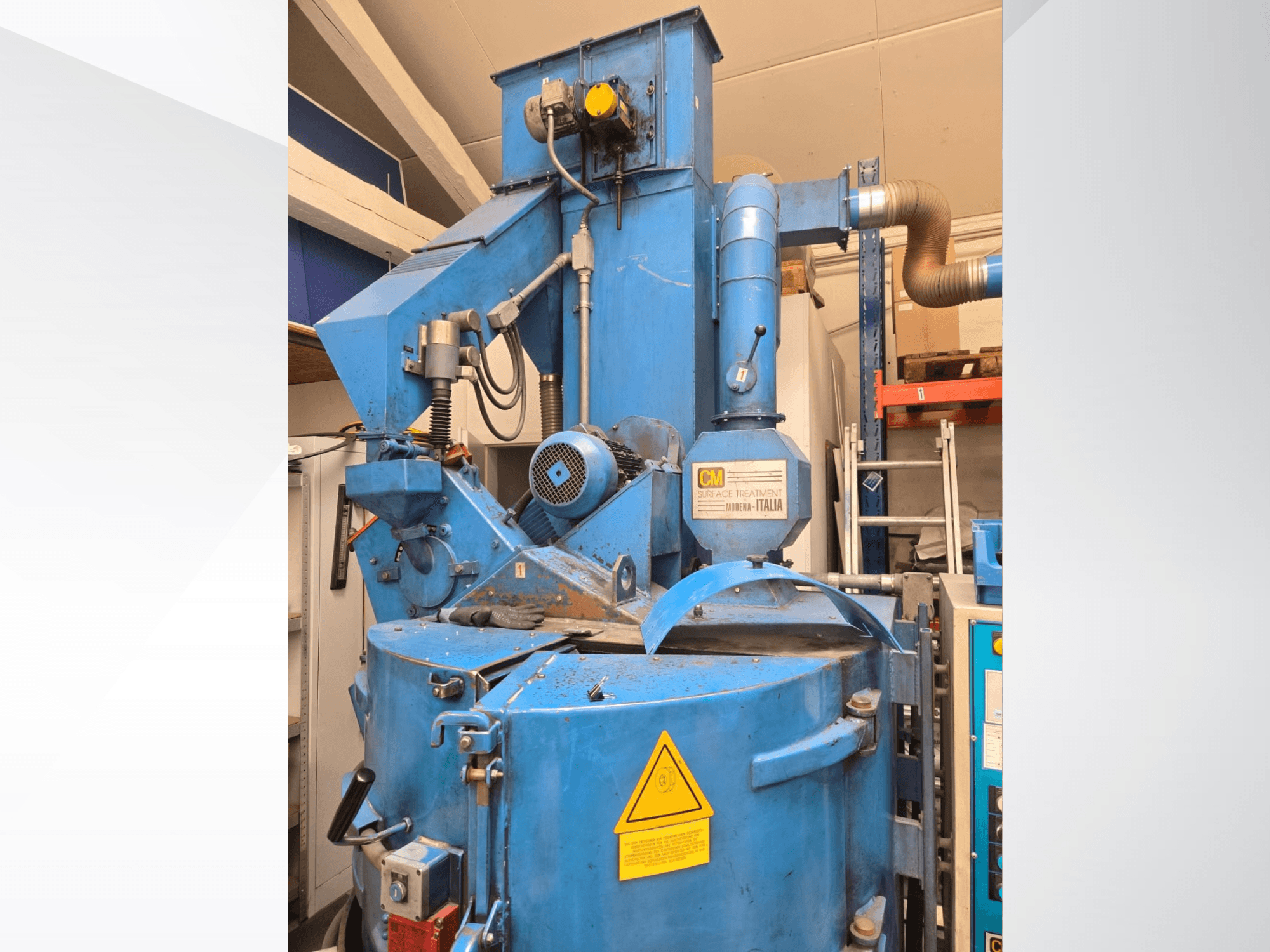 C.M. T-10-bewerkingsmachine in blauw, met zichtbare motor, leidingen en bedieningspaneel; vooraanzicht waarin het industriële ontwerp goed tot zijn recht komt.