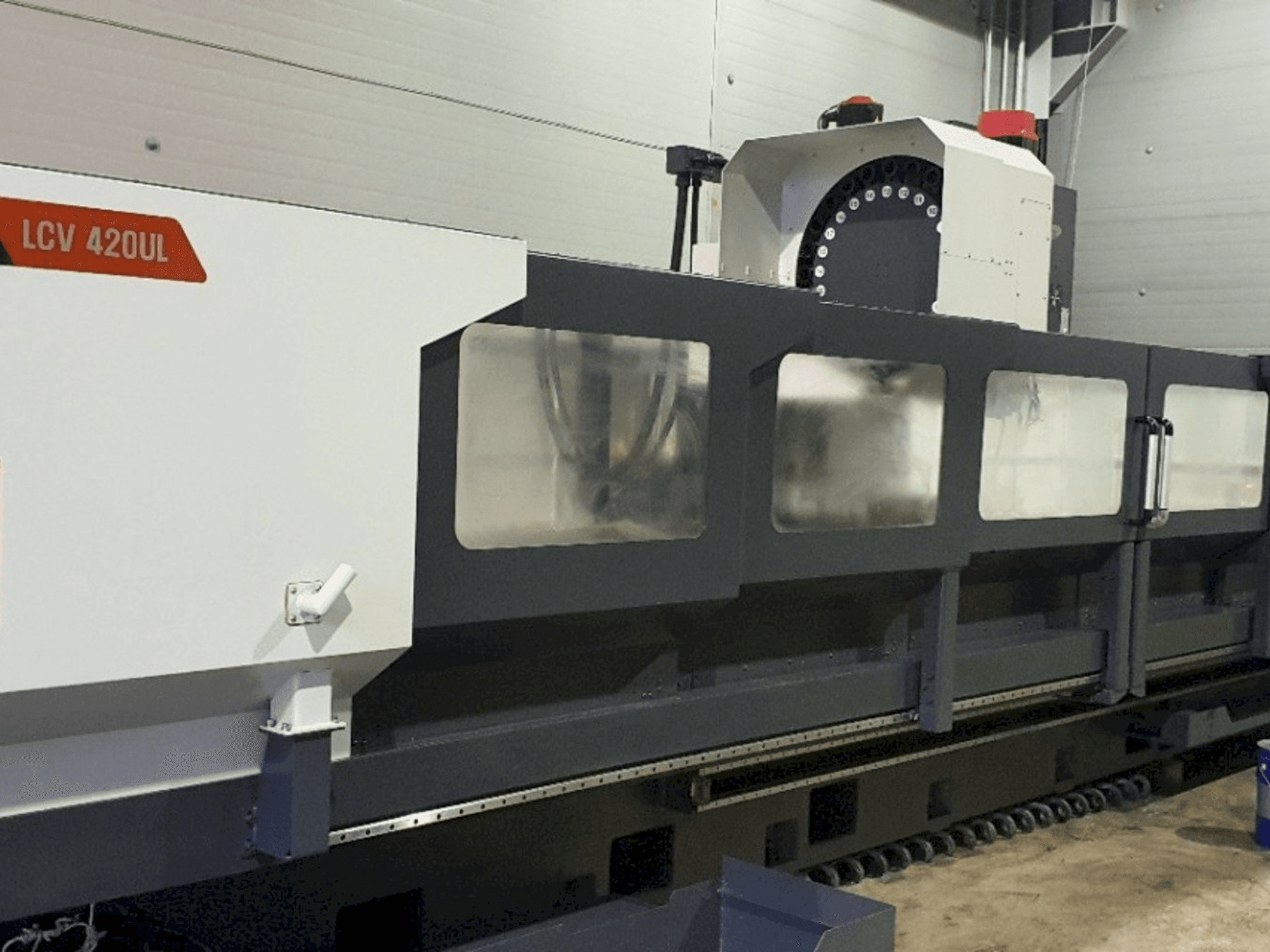 Vooraanzicht van SMEC LCV 420UL machine