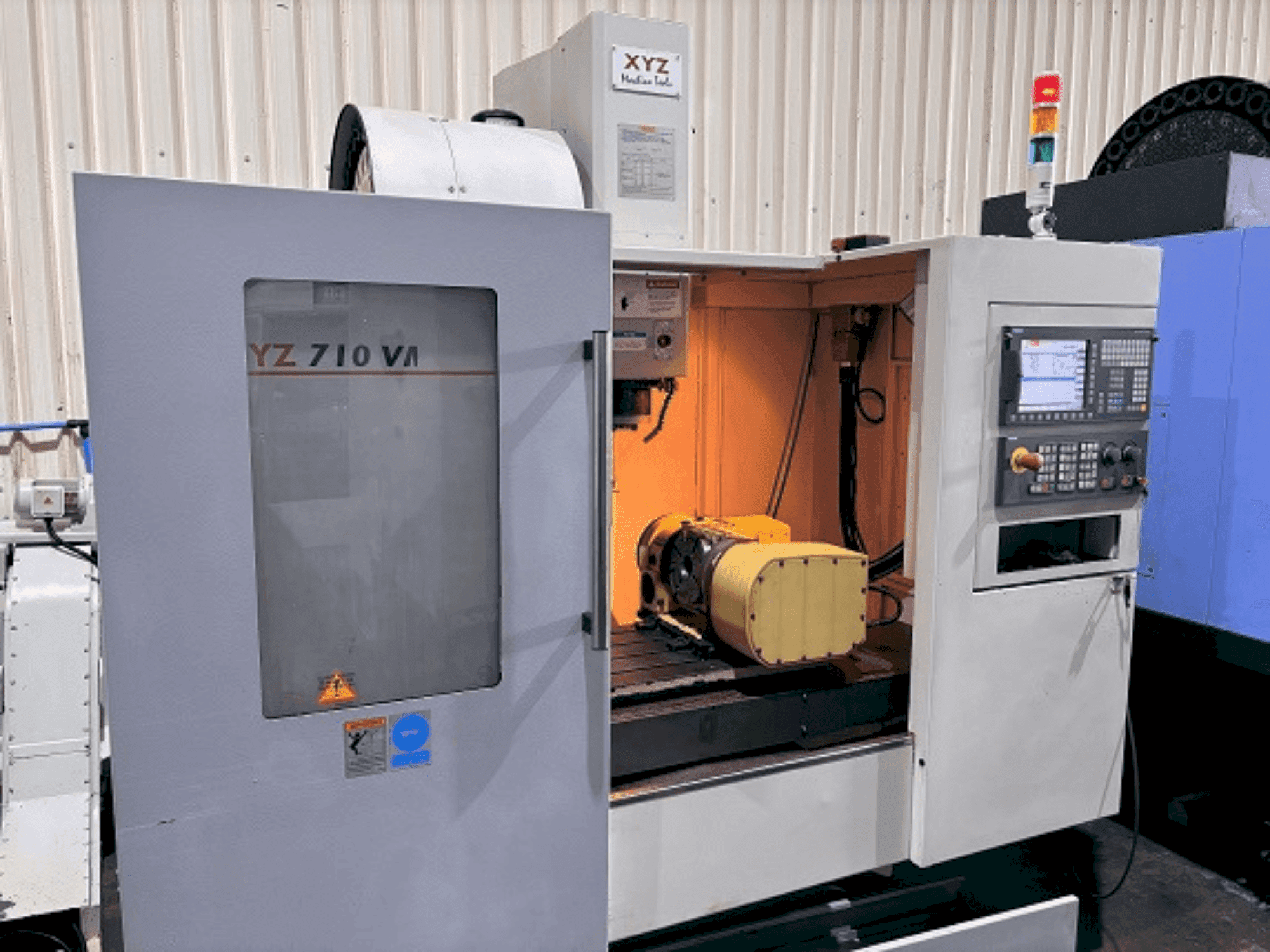 Vooraanzicht van XYZ 710 VMC machine