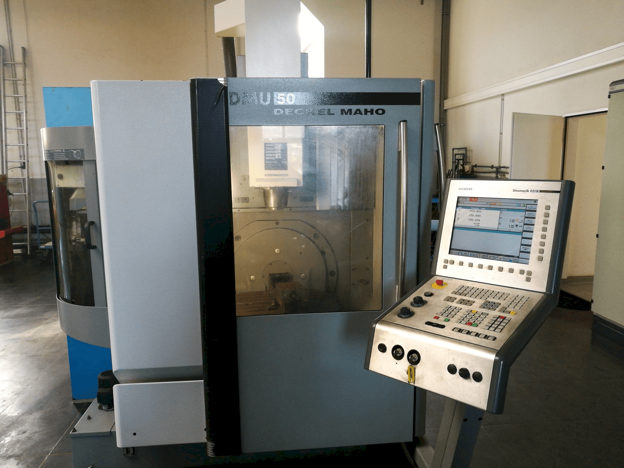 Vooraanzicht van DECKEL MAHO DMU 50 machine