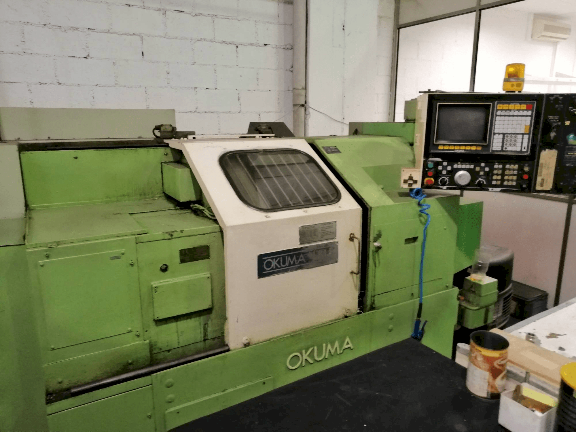 Vooraanzicht van Okuma LB15 machine