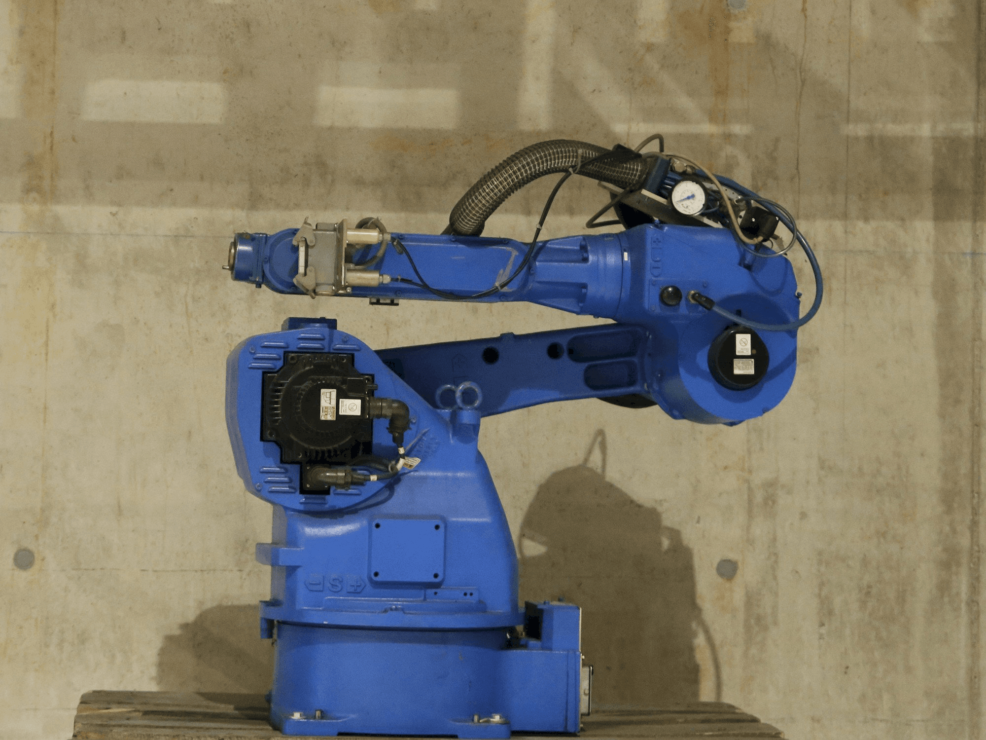 Links zicht van Yaskawa Motoman UP20 machine