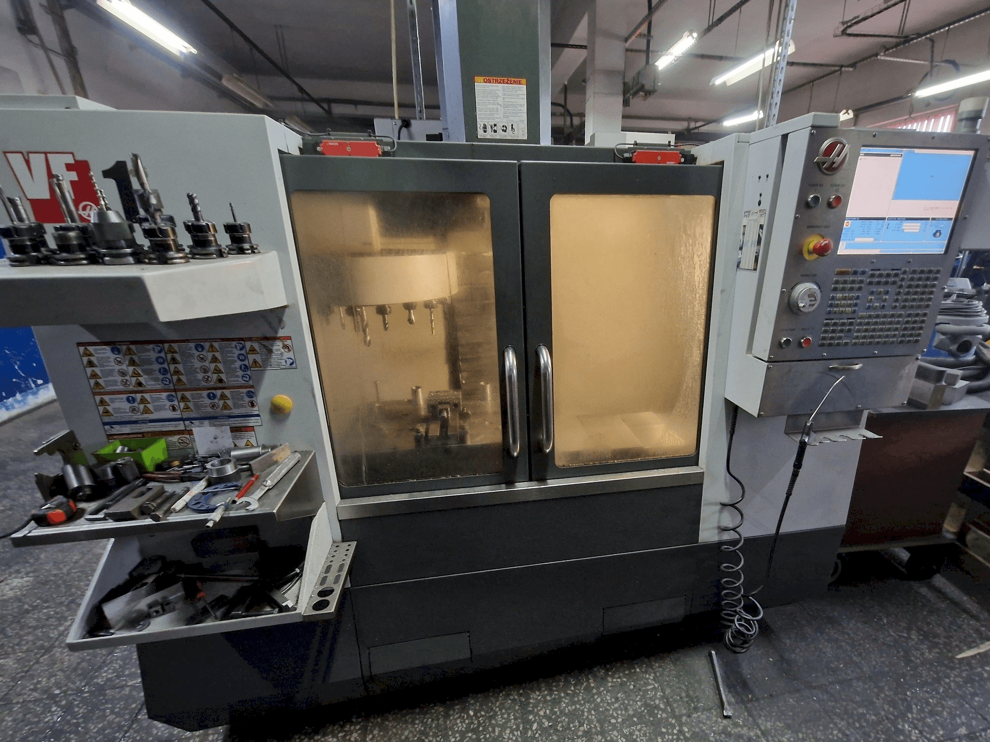 Vooraanzicht van HAAS VF-1 machine