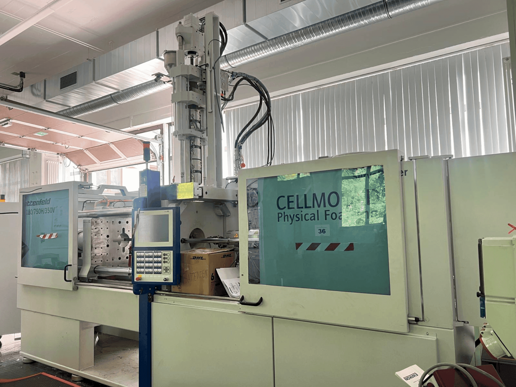 Vooraanzicht van WITTMANN Battenfeld HM 180/750H/350V machine