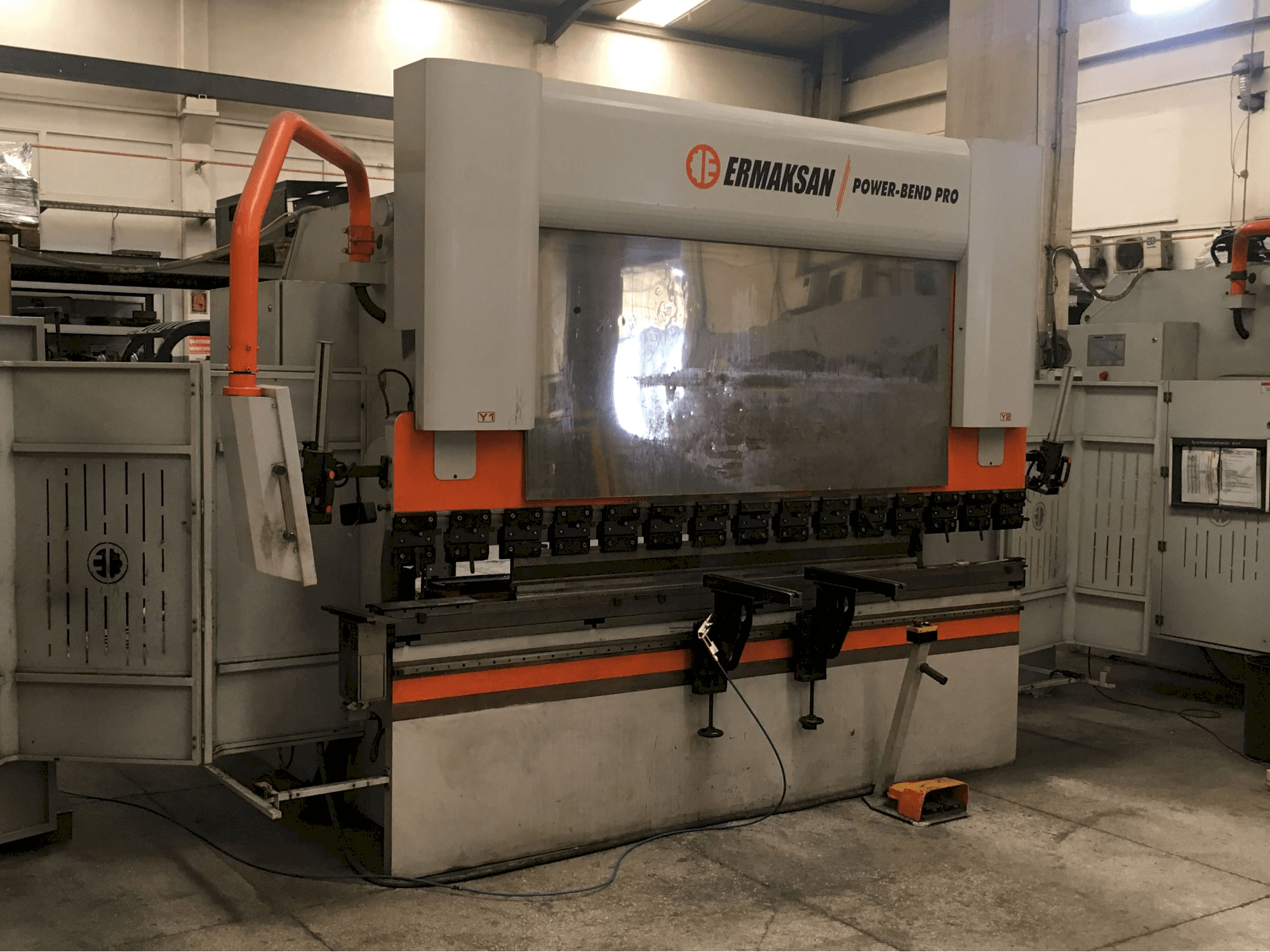 Links zicht van ERMAKSAN POWER-BEND PRO 3100x135 machine