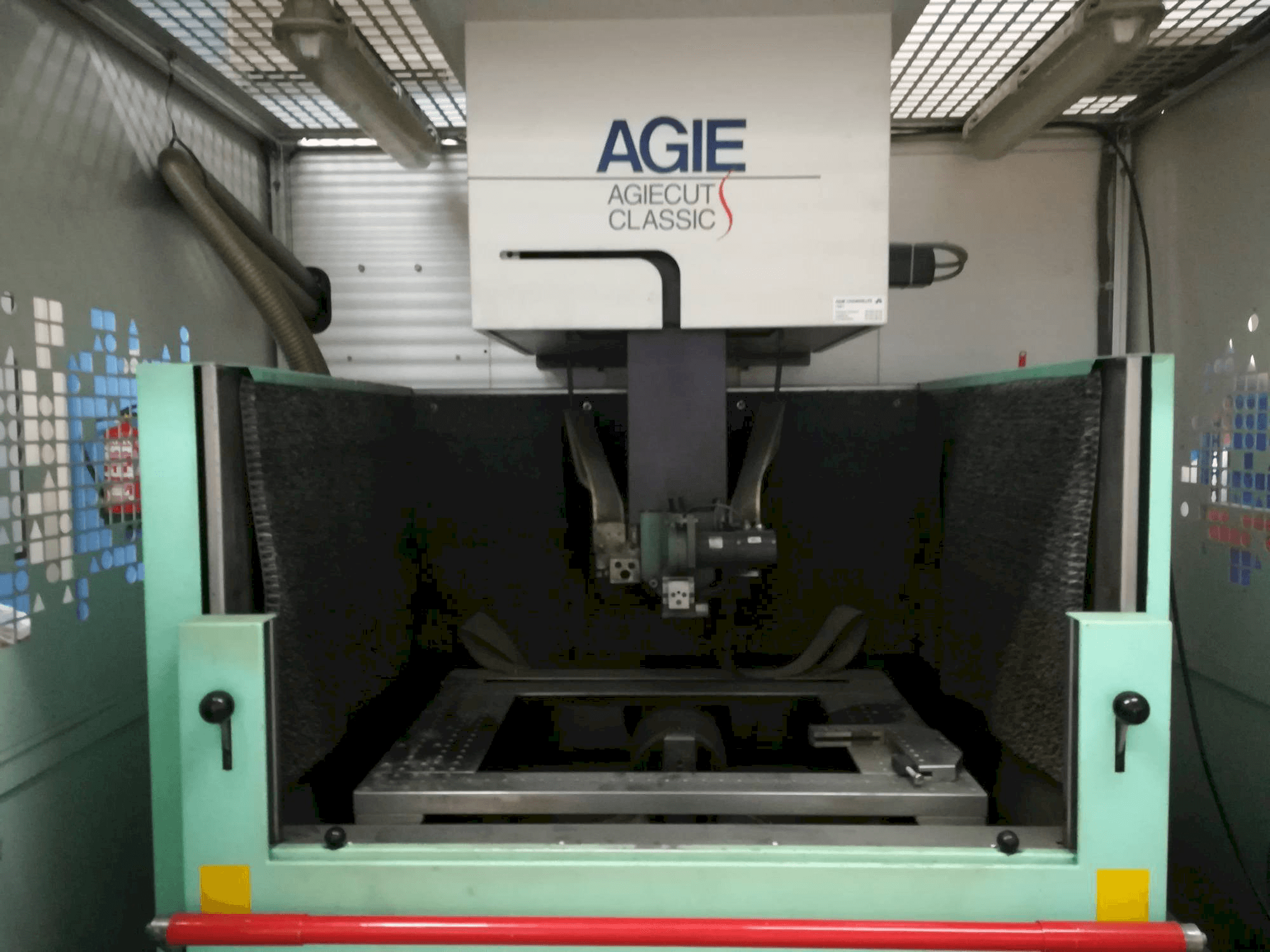 Vooraanzicht van AGIE Agiecut Classic 3S machine
