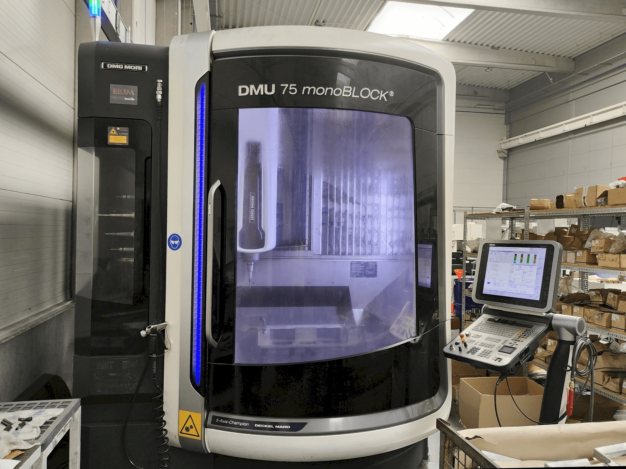 Vooraanzicht van DMG MORI DMU 75 monoBLOCK machine