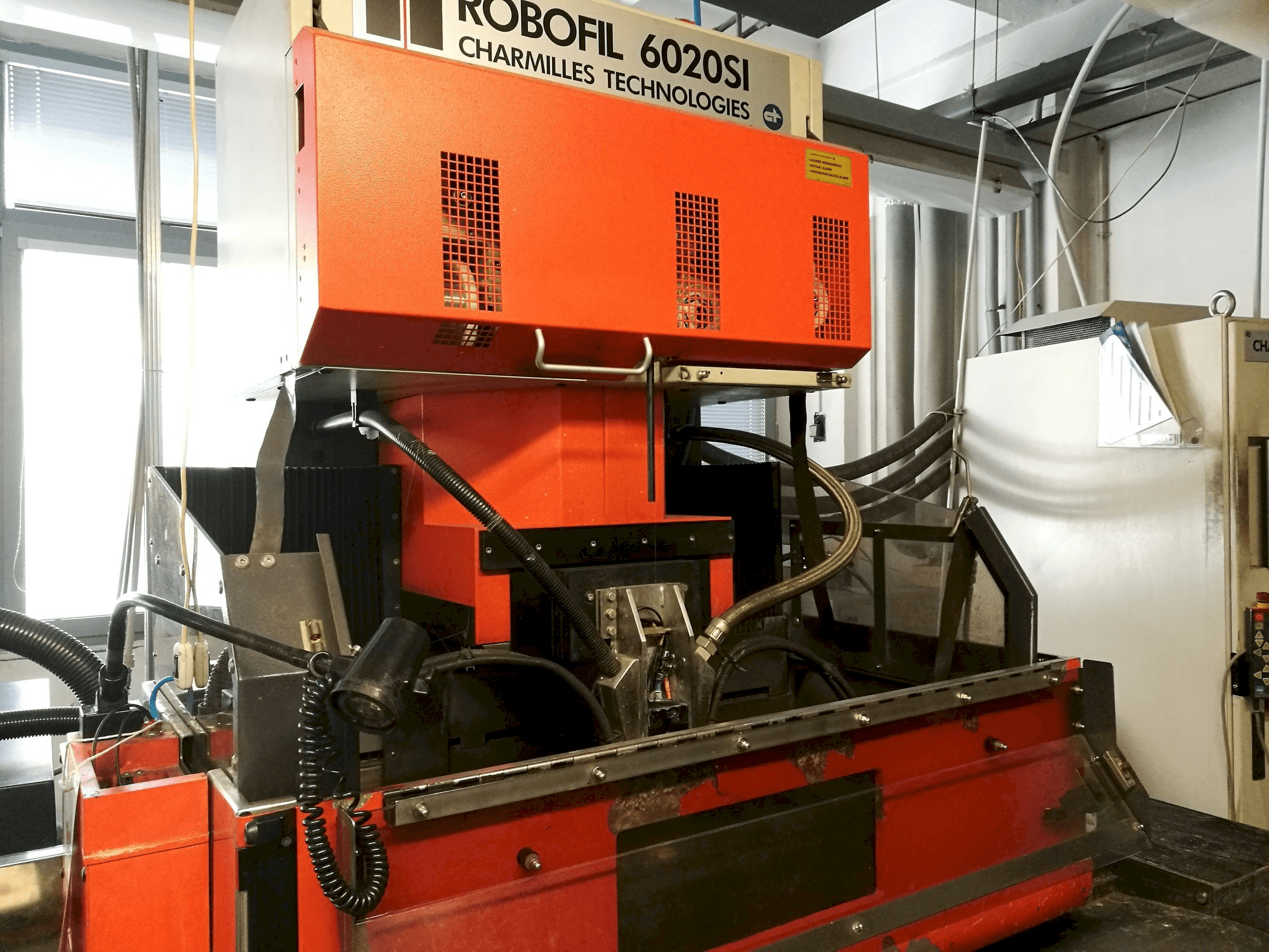 Vooraanzicht van CHARMILLES Robofil 6020 SI machine