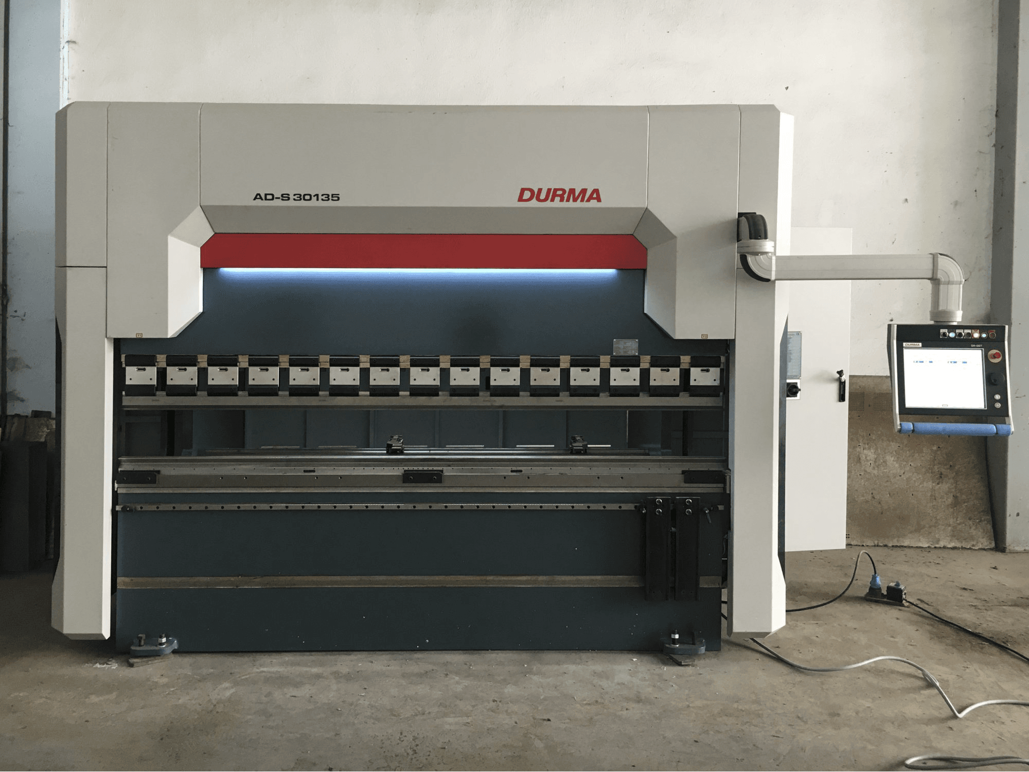 Vooraanzicht van Durma AD-S 30135 machine