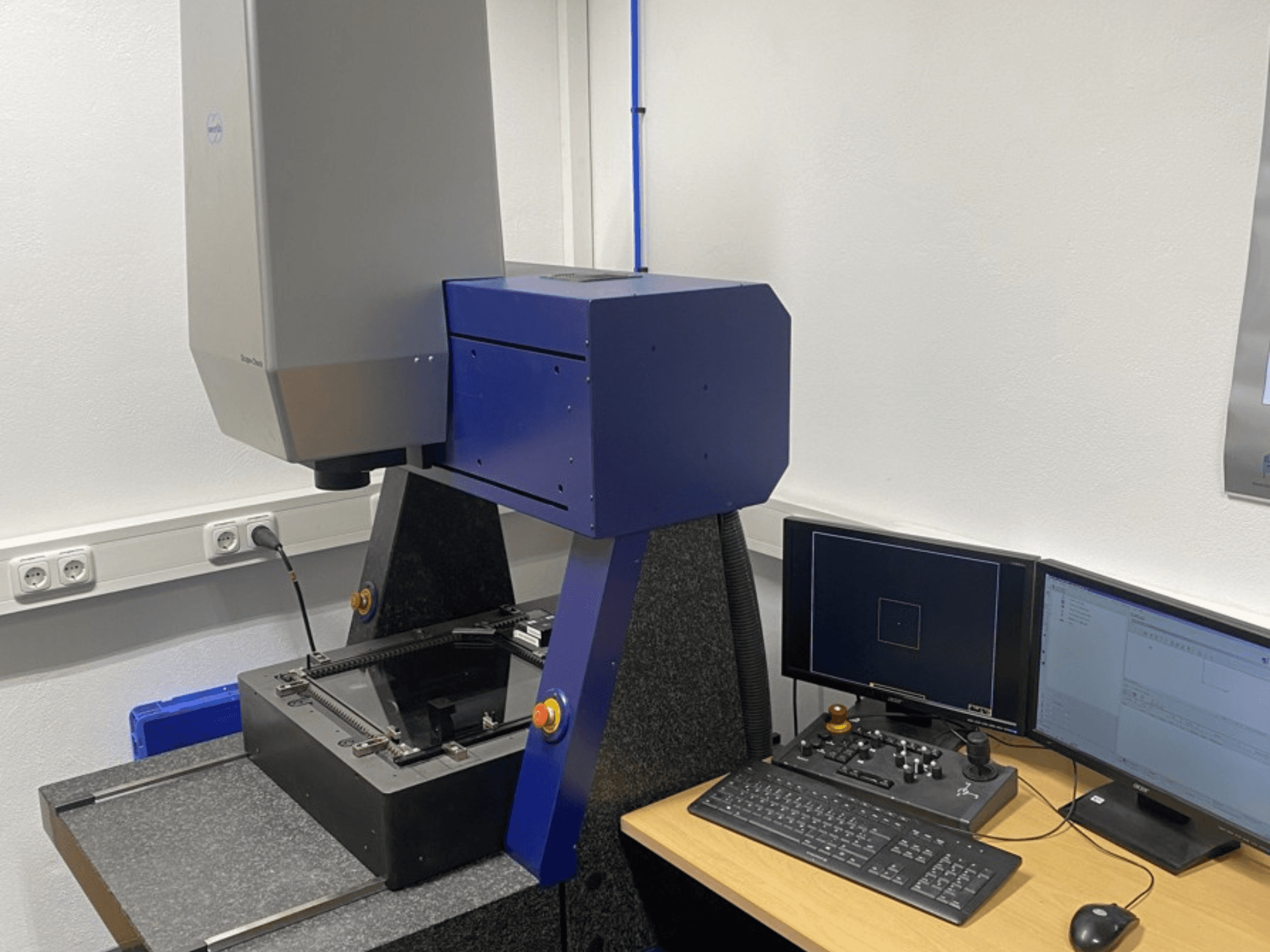 Werth Scope-Check 400 CMM in een lab, met de meetkop en het bedieningspaneel met schermen en toetsenbord.