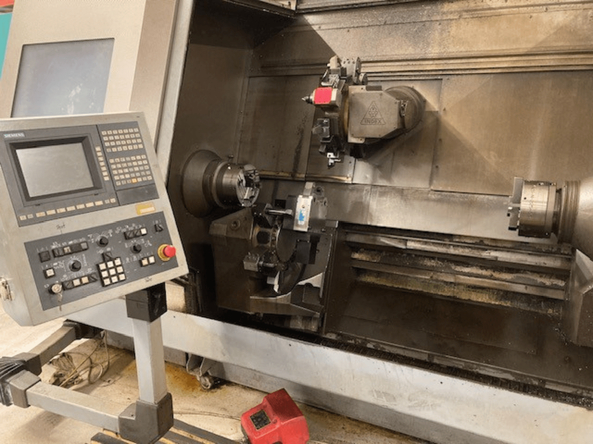 Horizontale draaimachine Index G300 L YB met bedieningspaneel, zichtbare klauwplaat en werkgebied, vooraanzicht.