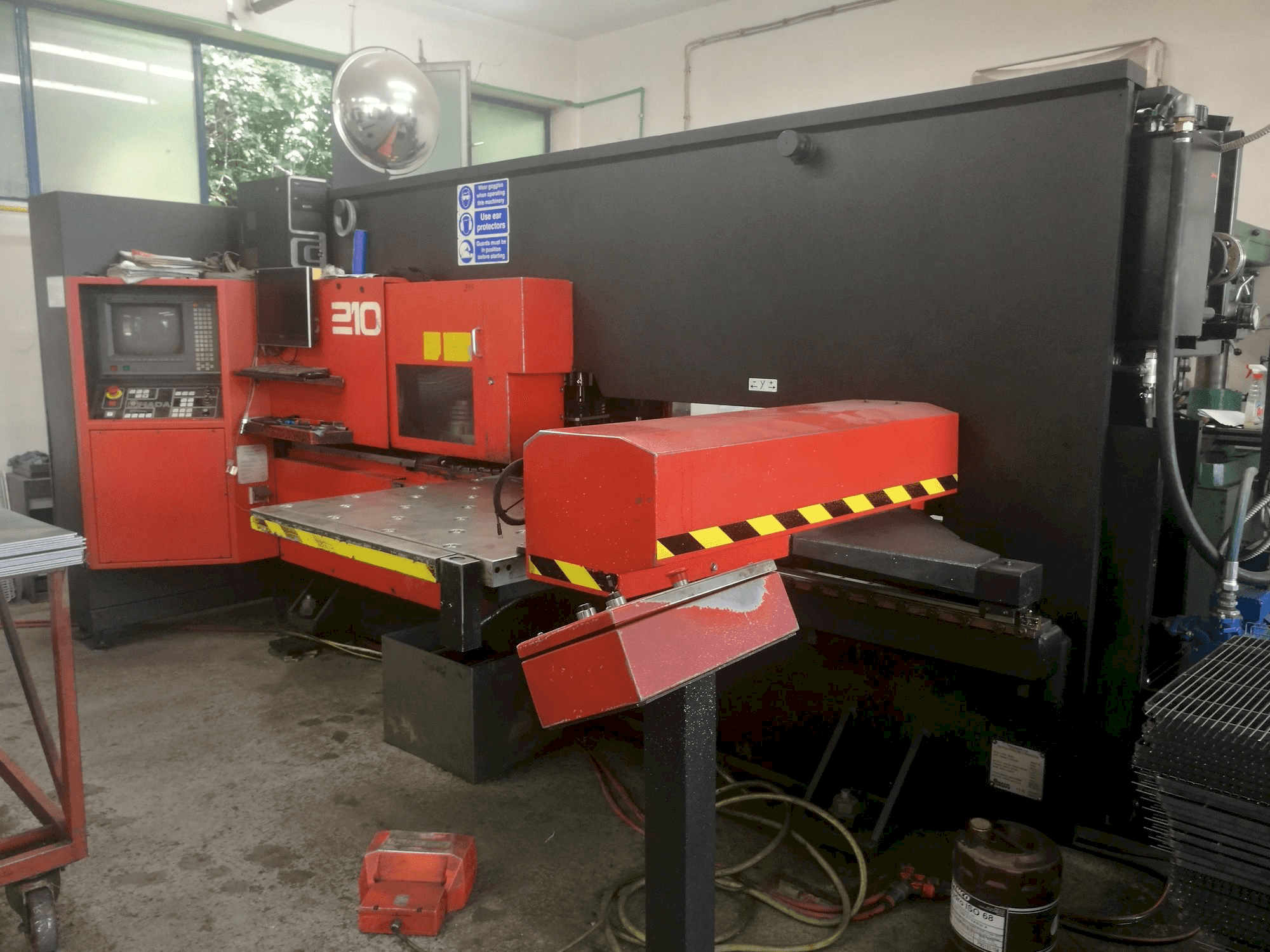 Vooraanzicht van AMADA Arcade 210 machine