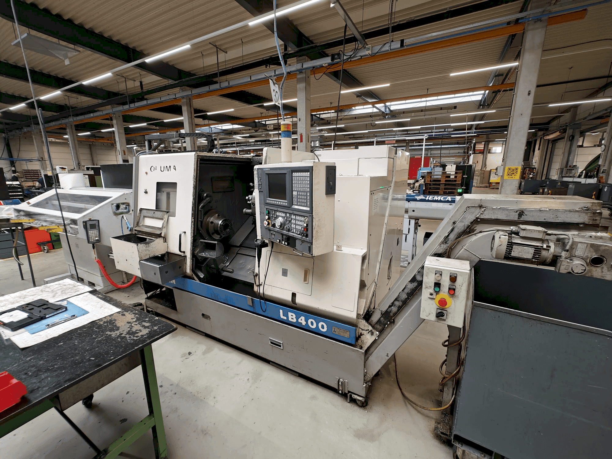 Vooraanzicht van Okuma LB400 machine