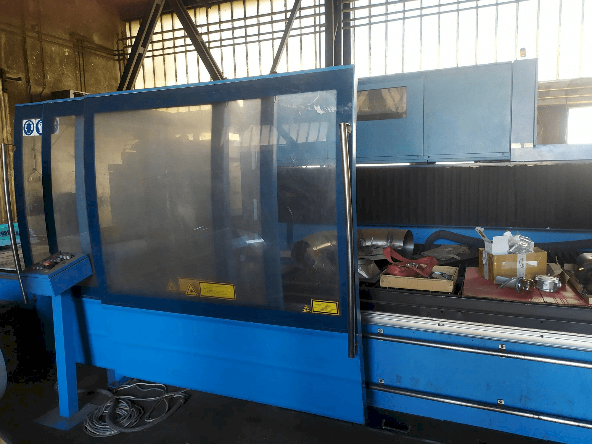 Vooraanzicht van Prima Industrie Platino 1530HS machine