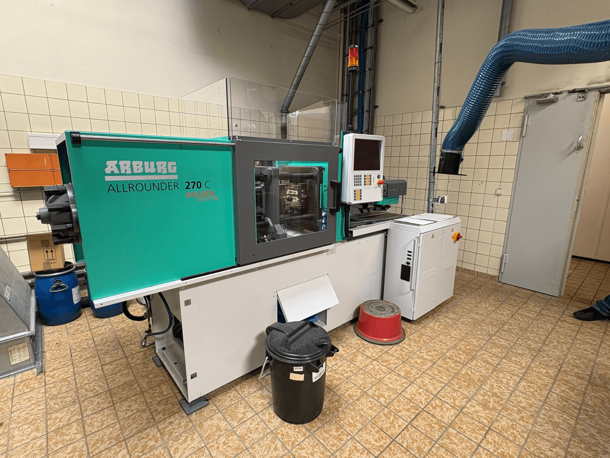 Hydraulische spuitgietmachine Arburg ALLROUNDER 270 C in zijaanzicht, met bedieningselementen en aangesloten apparatuur.