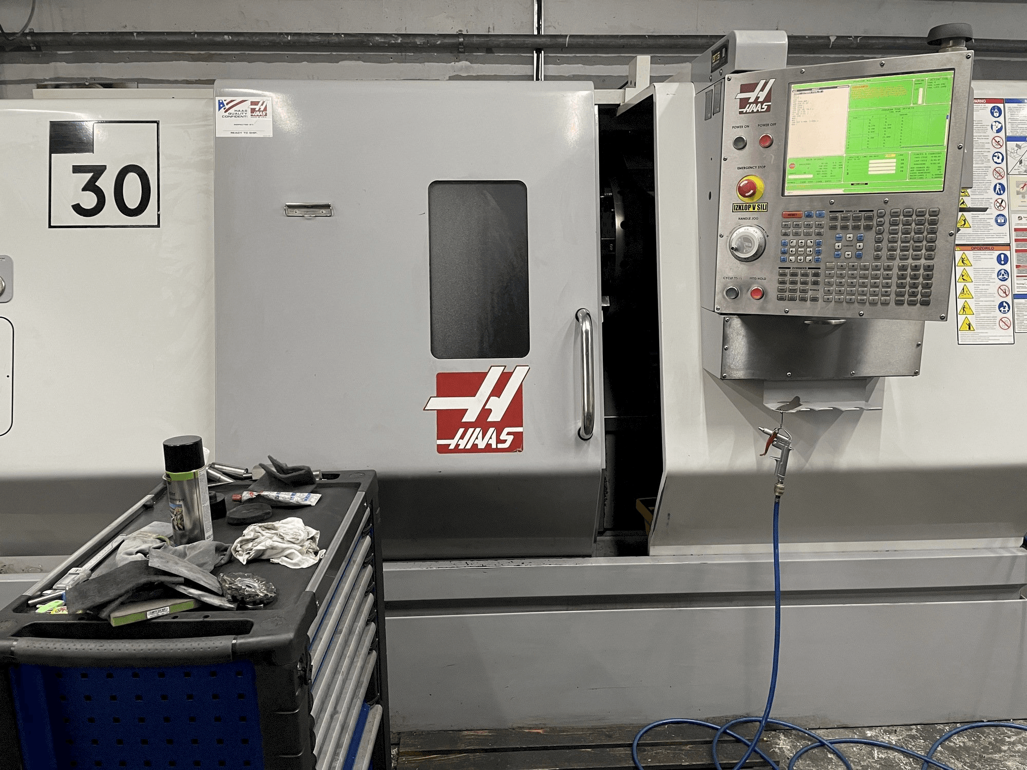 Vooraanzicht van HAAS SL-30 machine