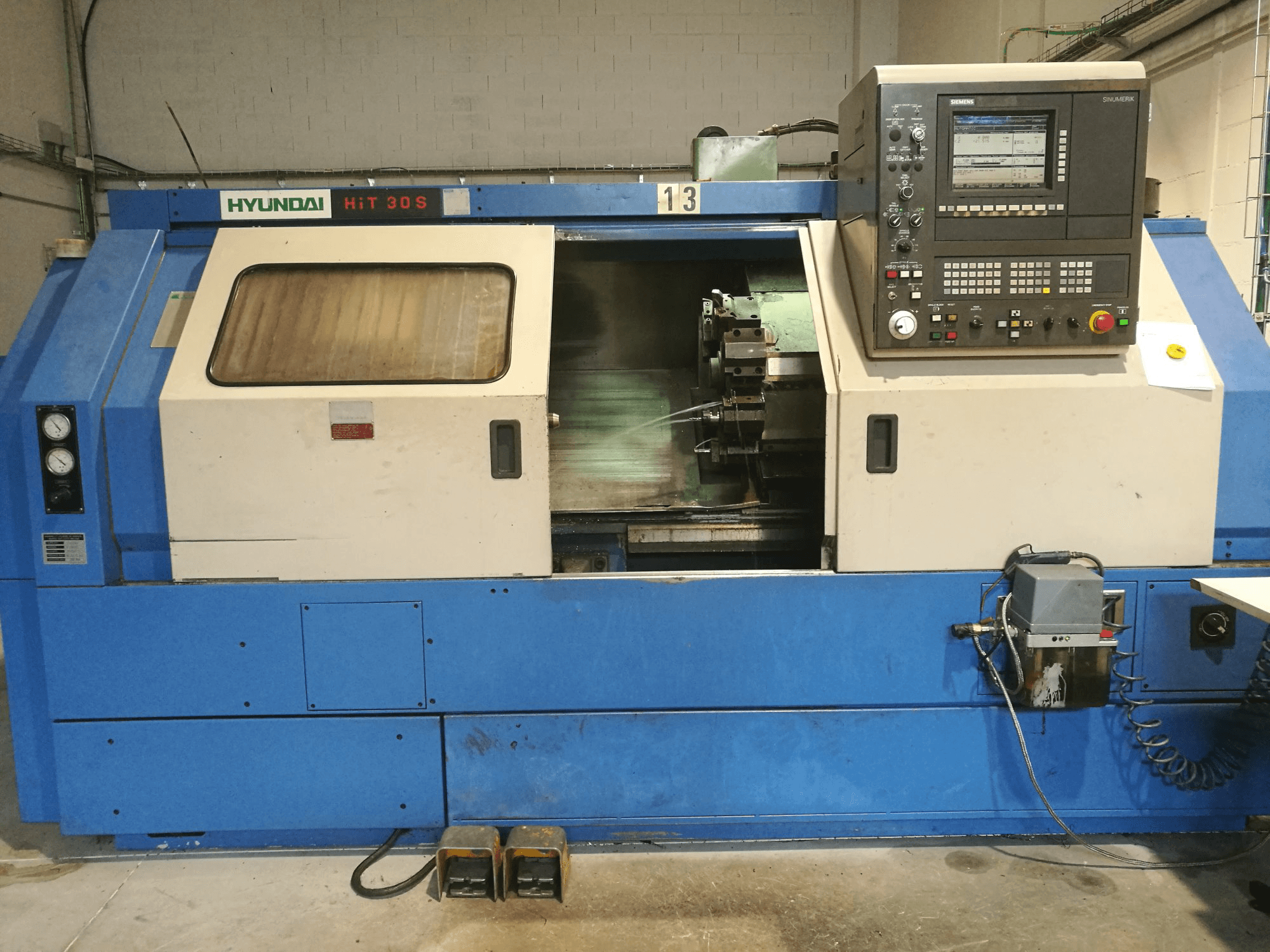 Vooraanzicht van Hyundai Kia HiT-30S machine