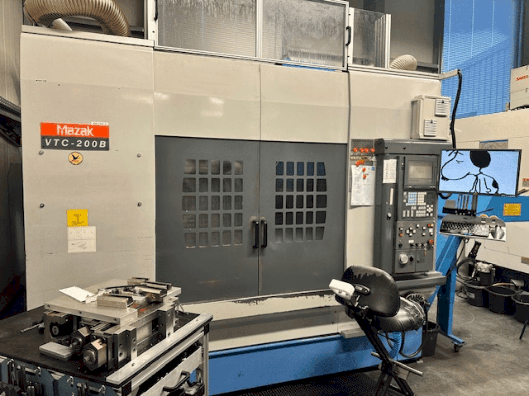 Vooraanzicht van Mazak VTV-200B machine