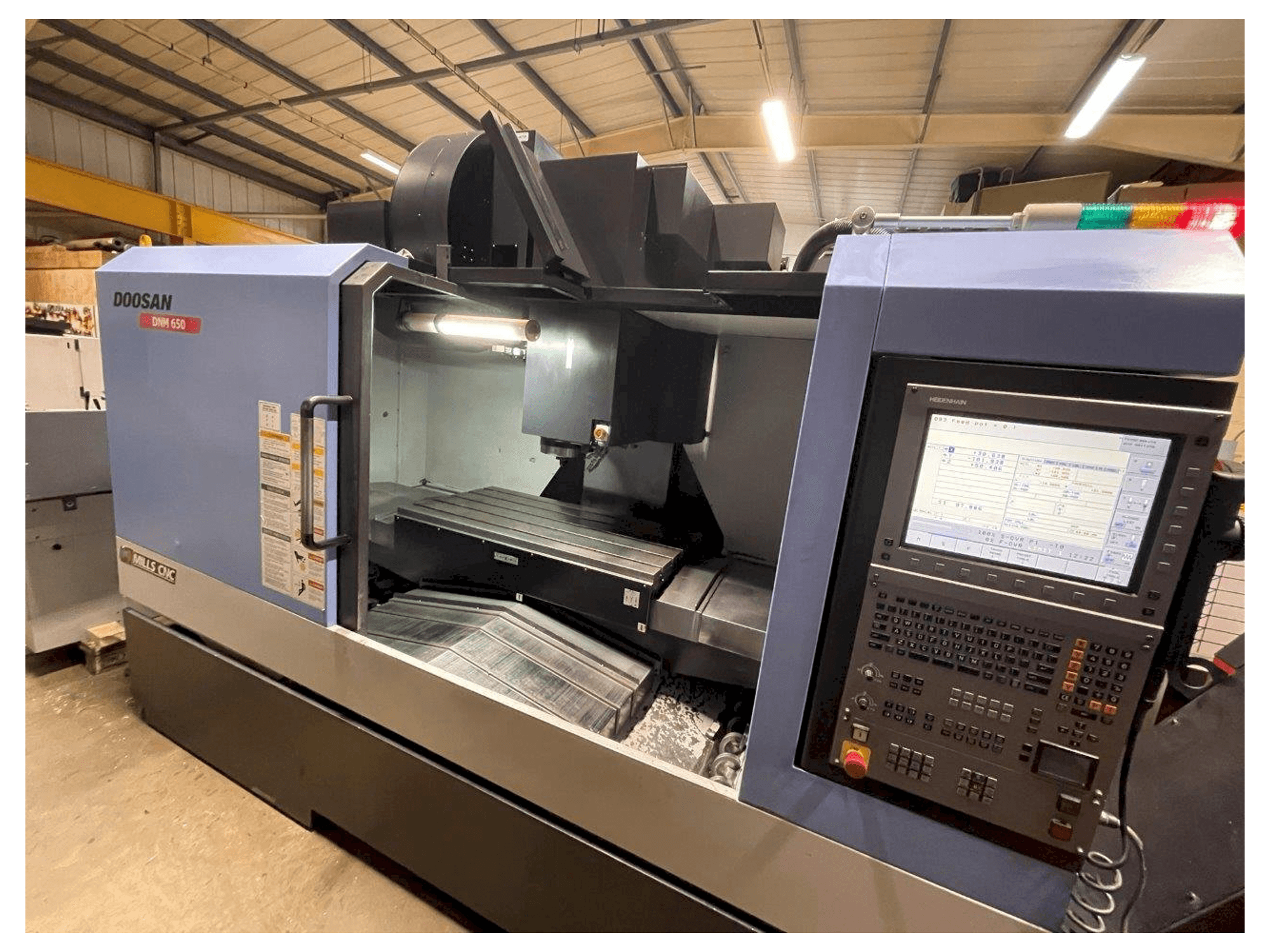 Vooraanzicht van Doosan DNM650 machine