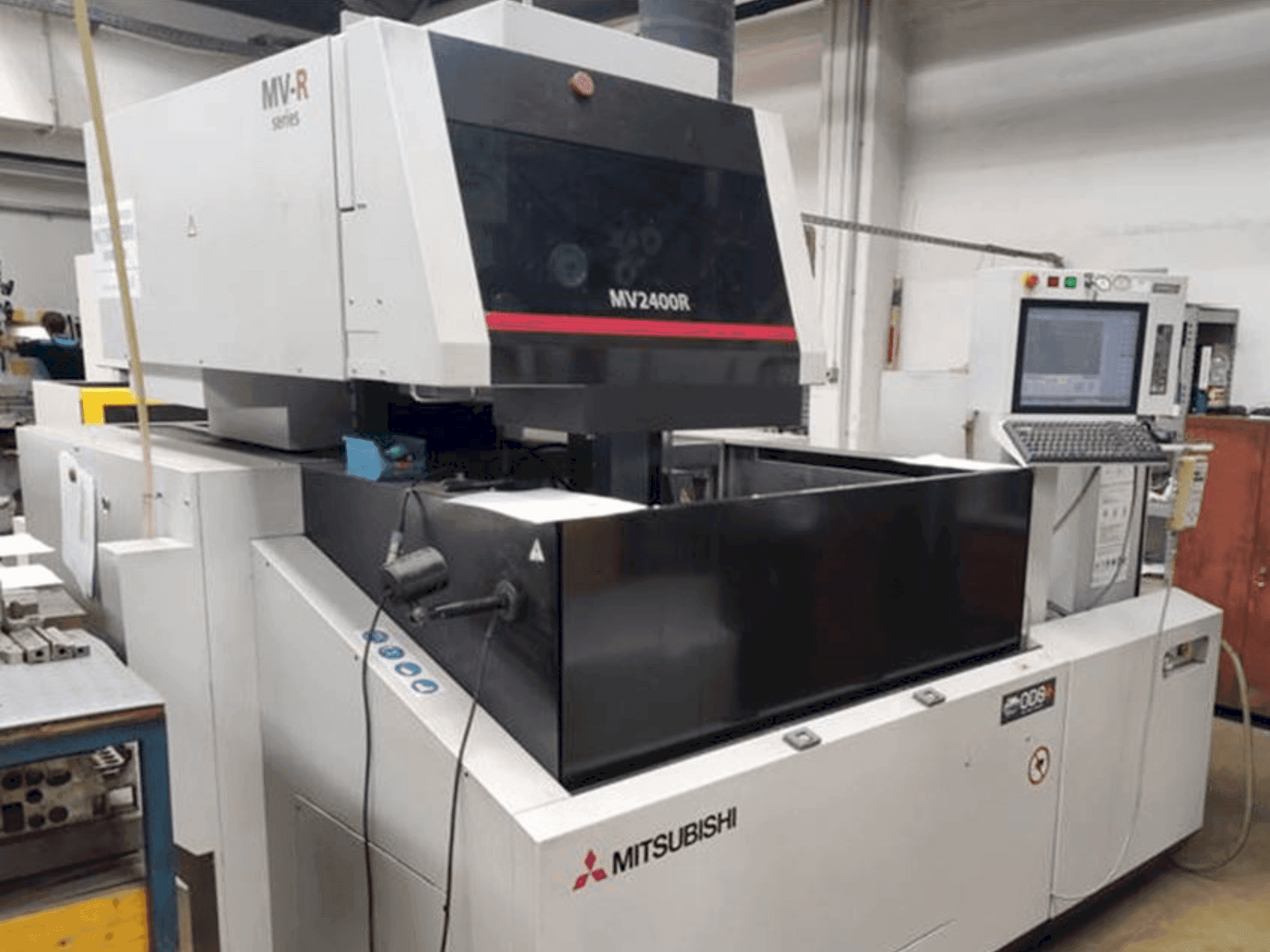 Vooraanzicht van Mitsubishi Electric MV2400R machine
