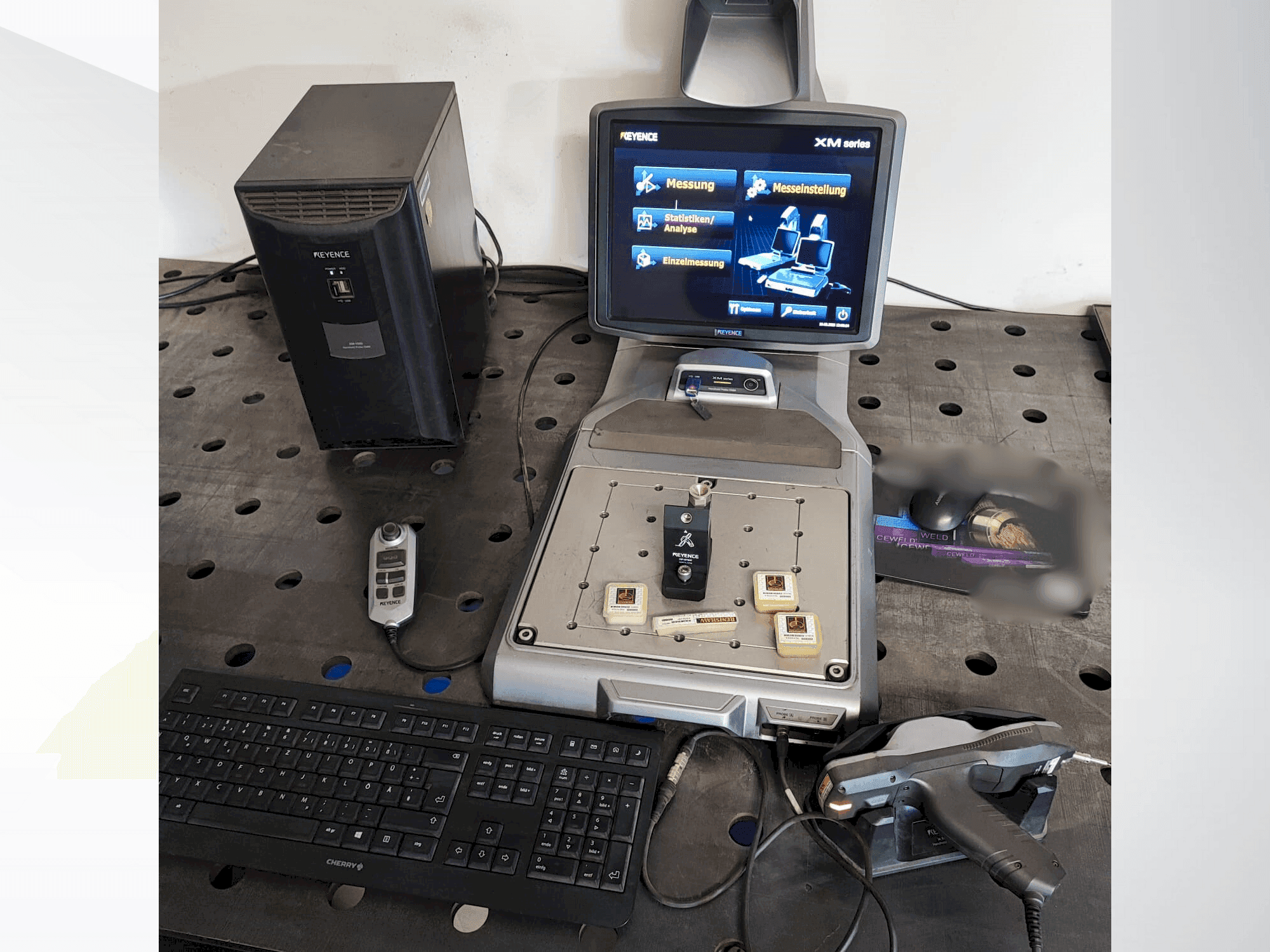 Vooraanzicht van KEYENCE XM-1000 machine