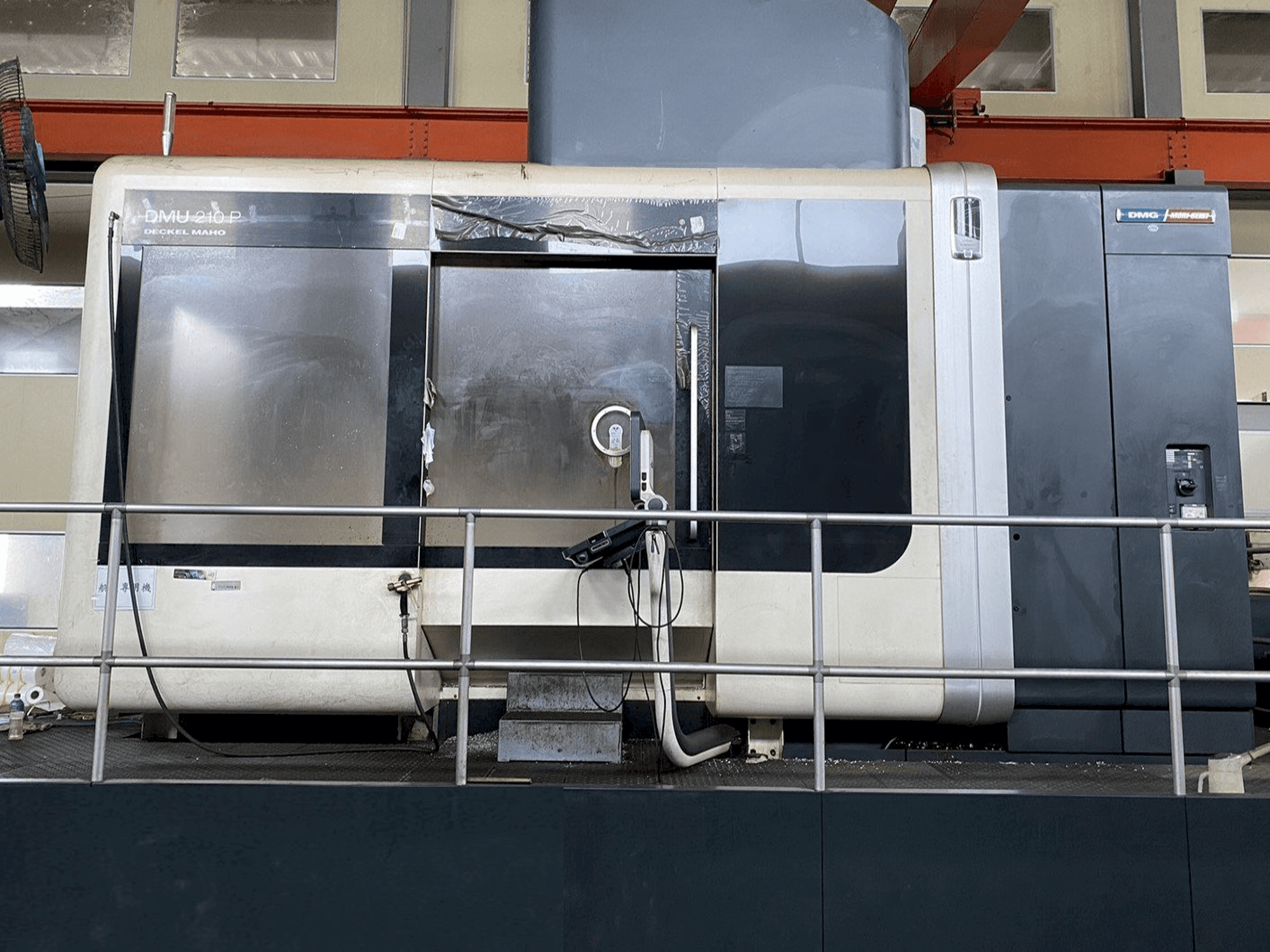Vooraanzicht van DMG DMU210P machine