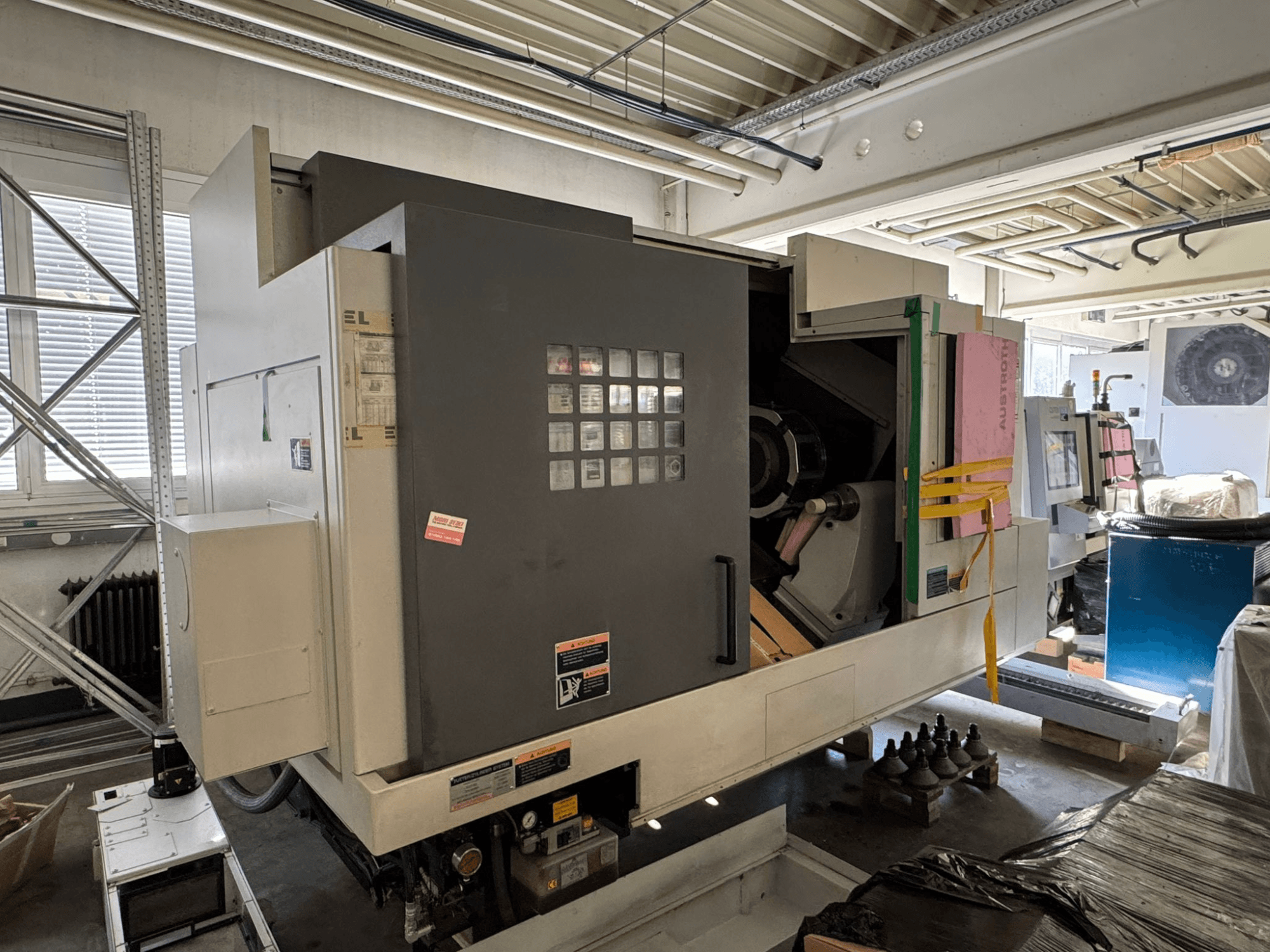 MORI SEIKI NL 3000 MC/700 horizontale draaibank, vooraanzicht met bedieningspaneel, opbergruimte en beschermhoes.