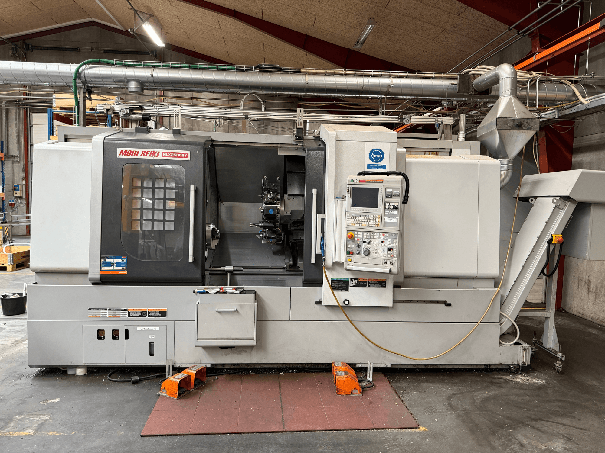 DMG MORI NLX2500SY/1250 horizontale draaimachine, vooraanzicht, met weergave van het bedieningspaneel en de bedieningselementen.