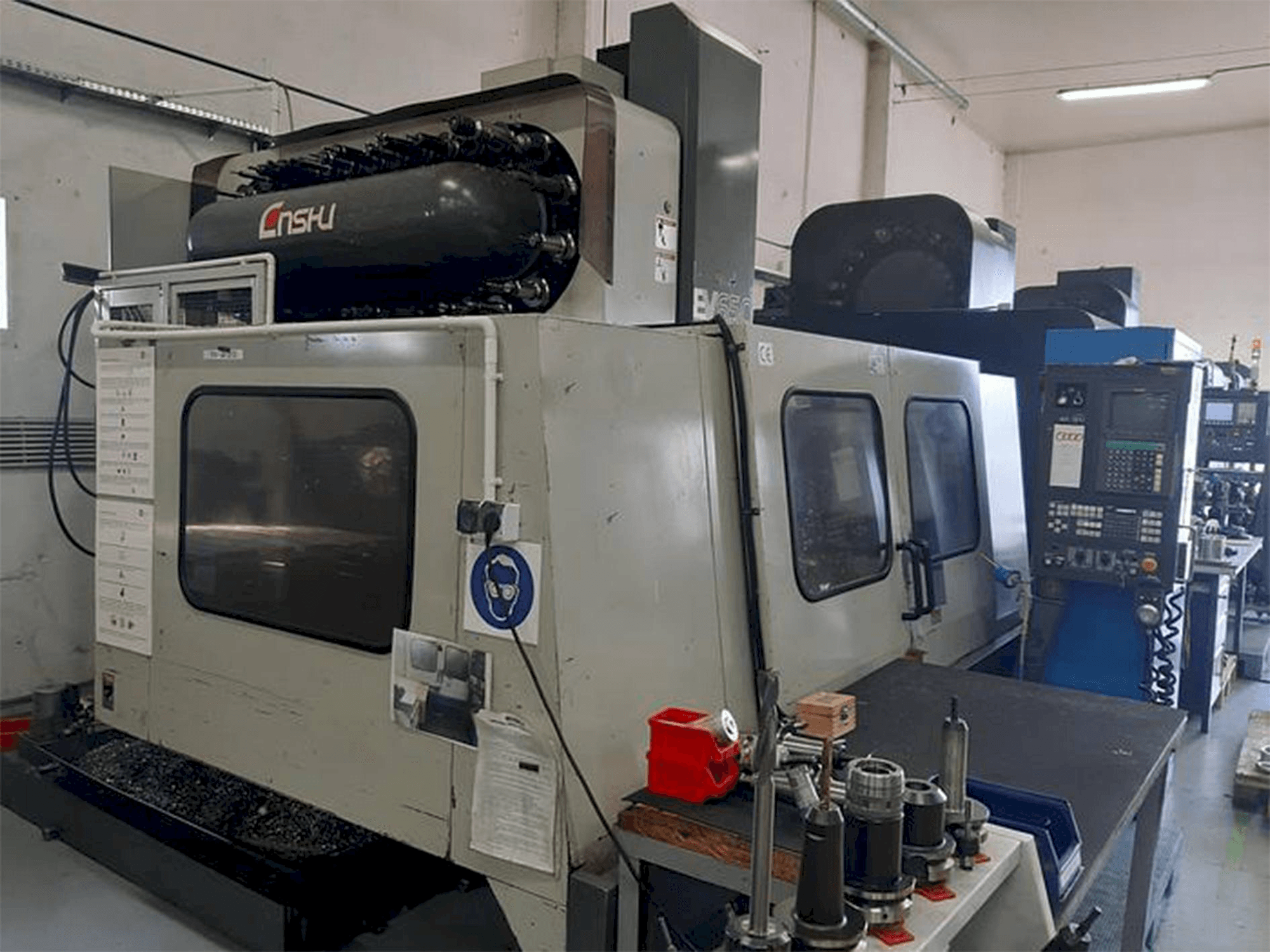 Vooraanzicht van Enshu EV 650 machine