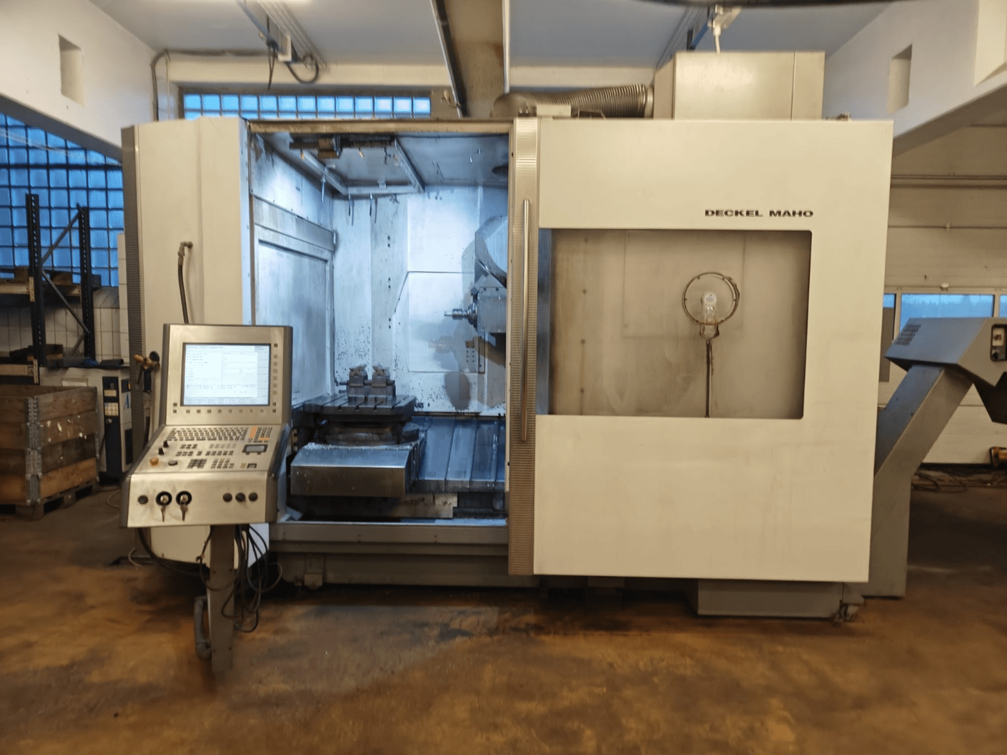 DECKEL MAHO DMC 60U Universeel Bewerkingscentrum, vooraanzicht, met bedieningspaneel en bewerkingsgebied met werkstukopstelling.