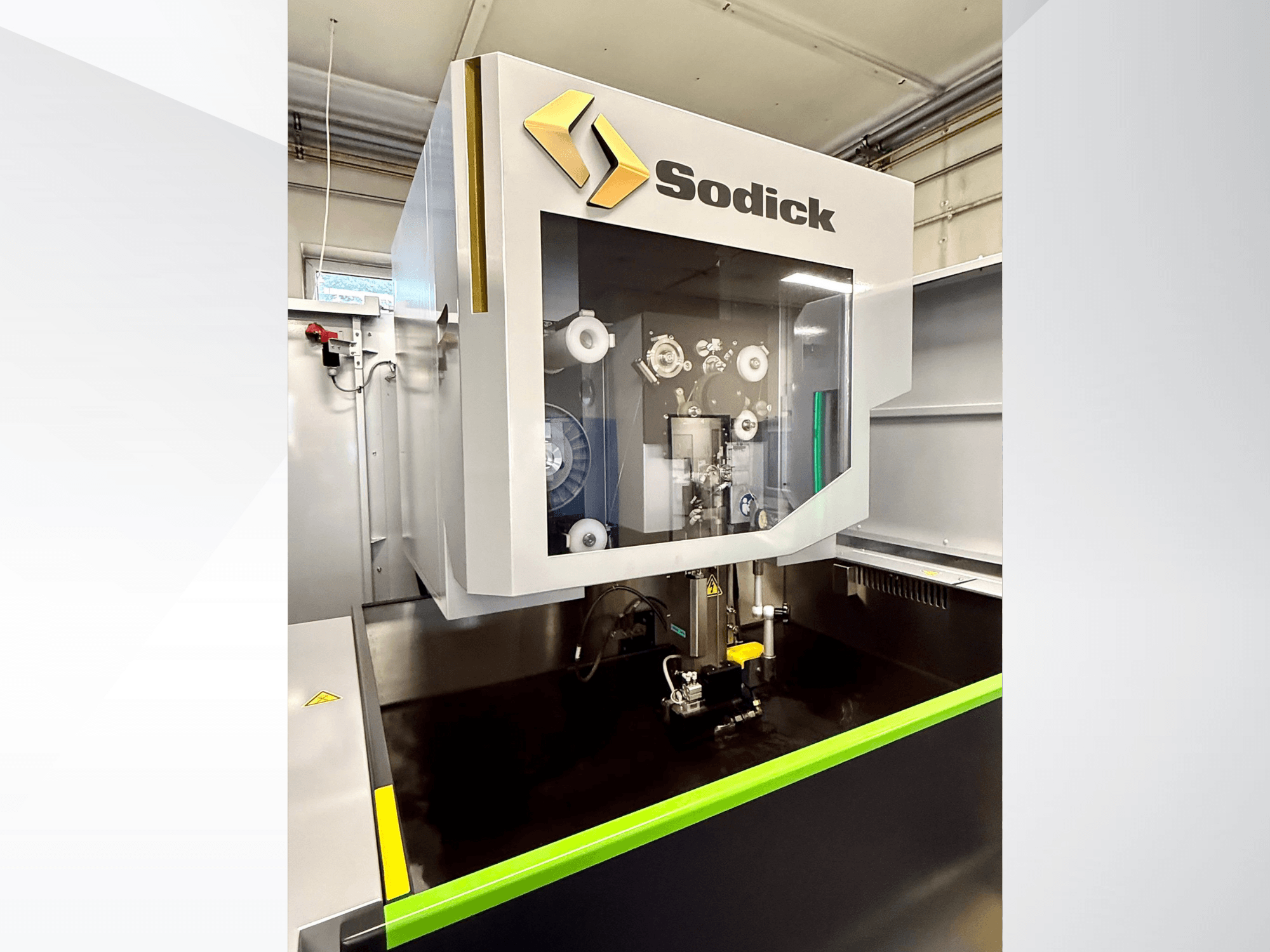 Vooraanzicht van het precisiebewerkingscentrum van Sodick, met een transparant paneel waarop de interne componenten en bedieningselementen te zien zijn.