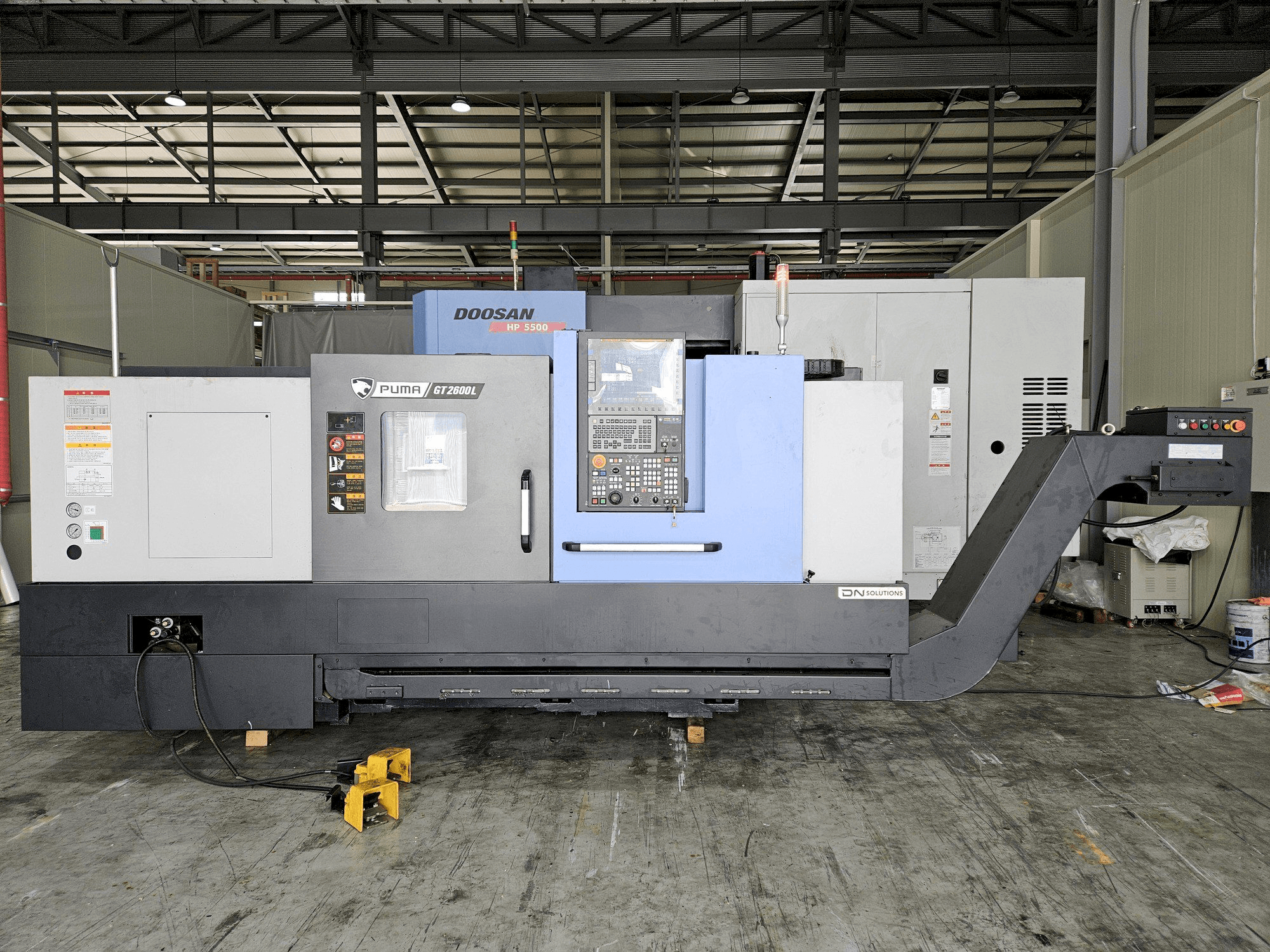 Vooraanzicht van DN SOLUTIONS PUMA GT2600L machine