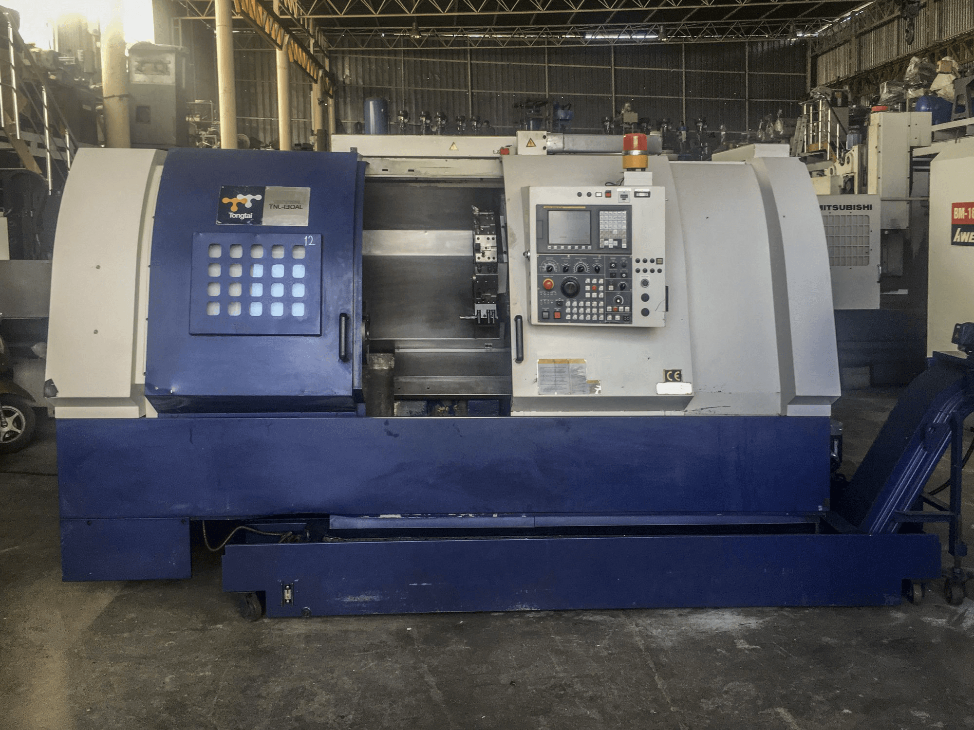 Vooraanzicht van Tongtai TNL-130 AL machine