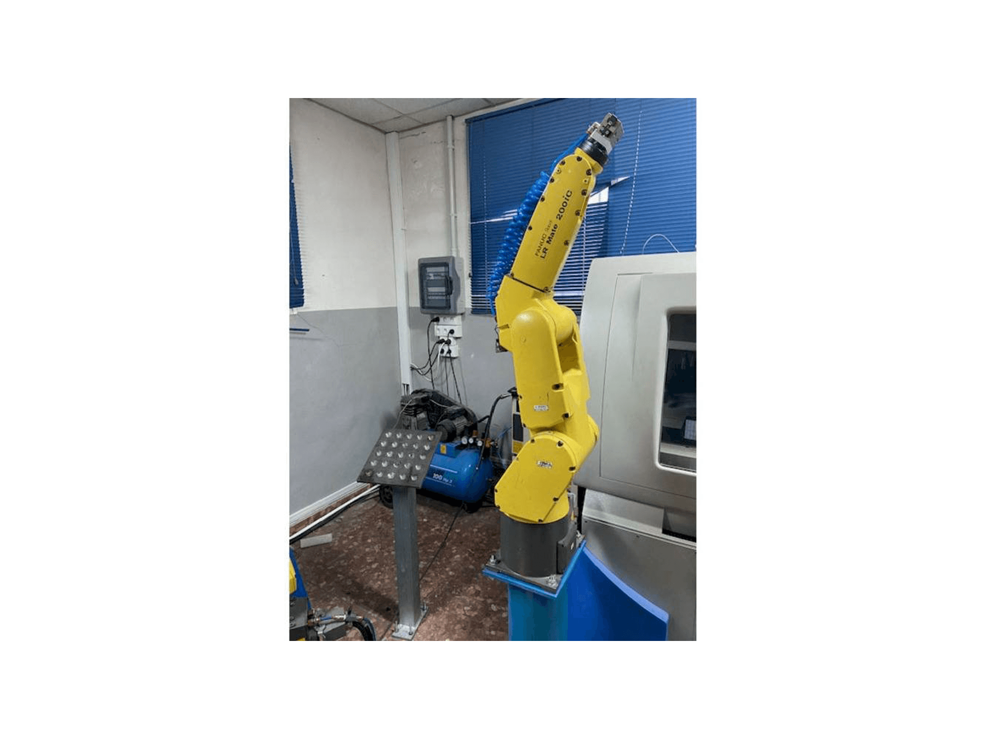 Vooraanzicht van FANUC LR MATE 200 ic machine